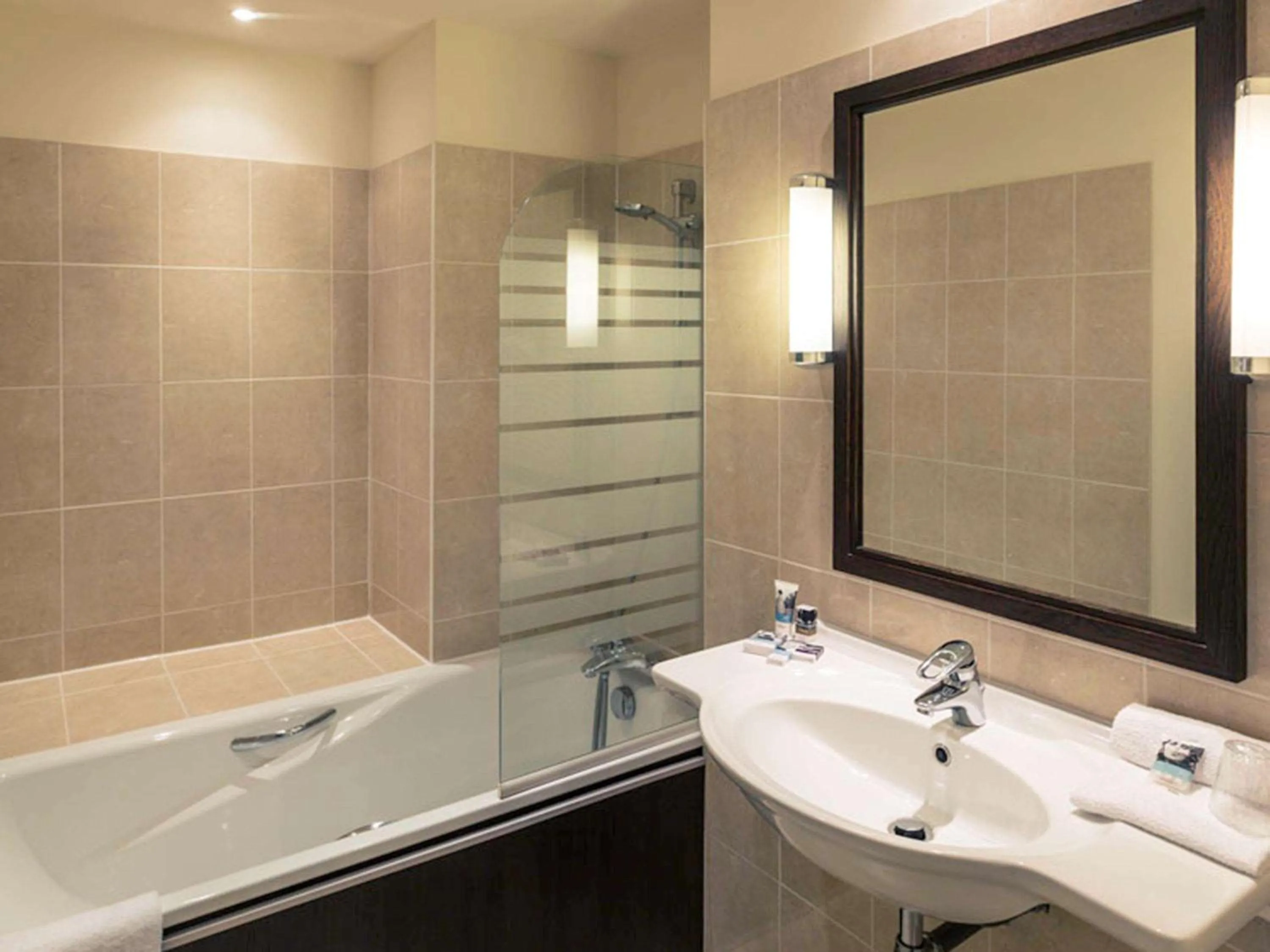 Photo of the whole room in Hotel Mercure Rennes Cesson