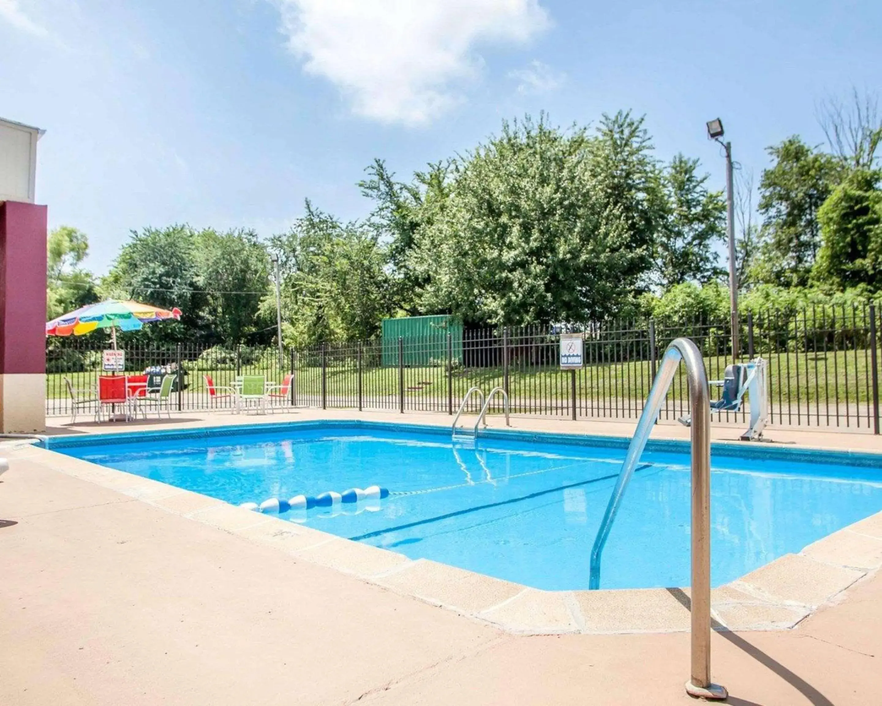 On site, Swimming Pool in Econo Lodge Kearney