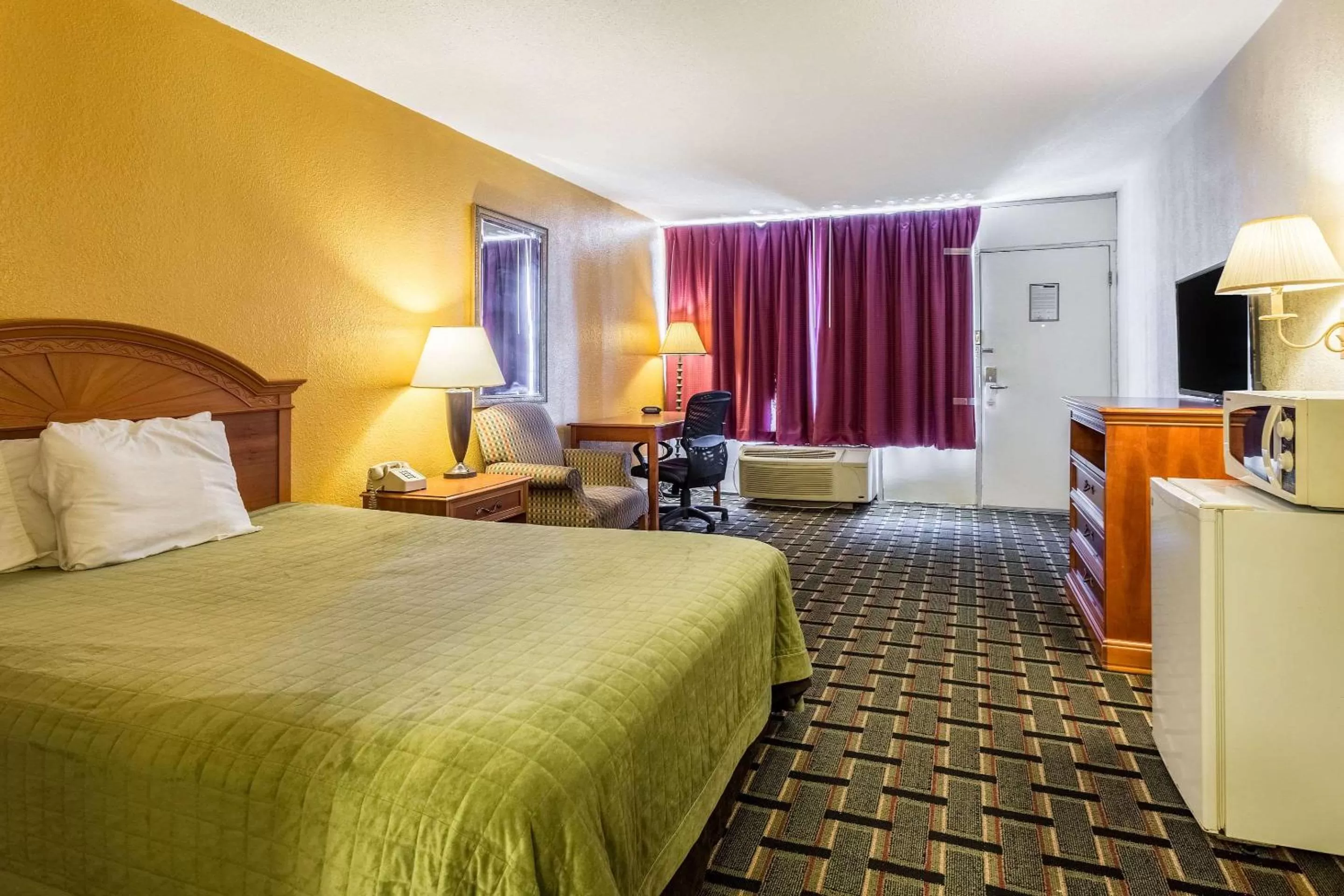 Photo of the whole room, Bed in Rodeway Inn Denmark-Jackson