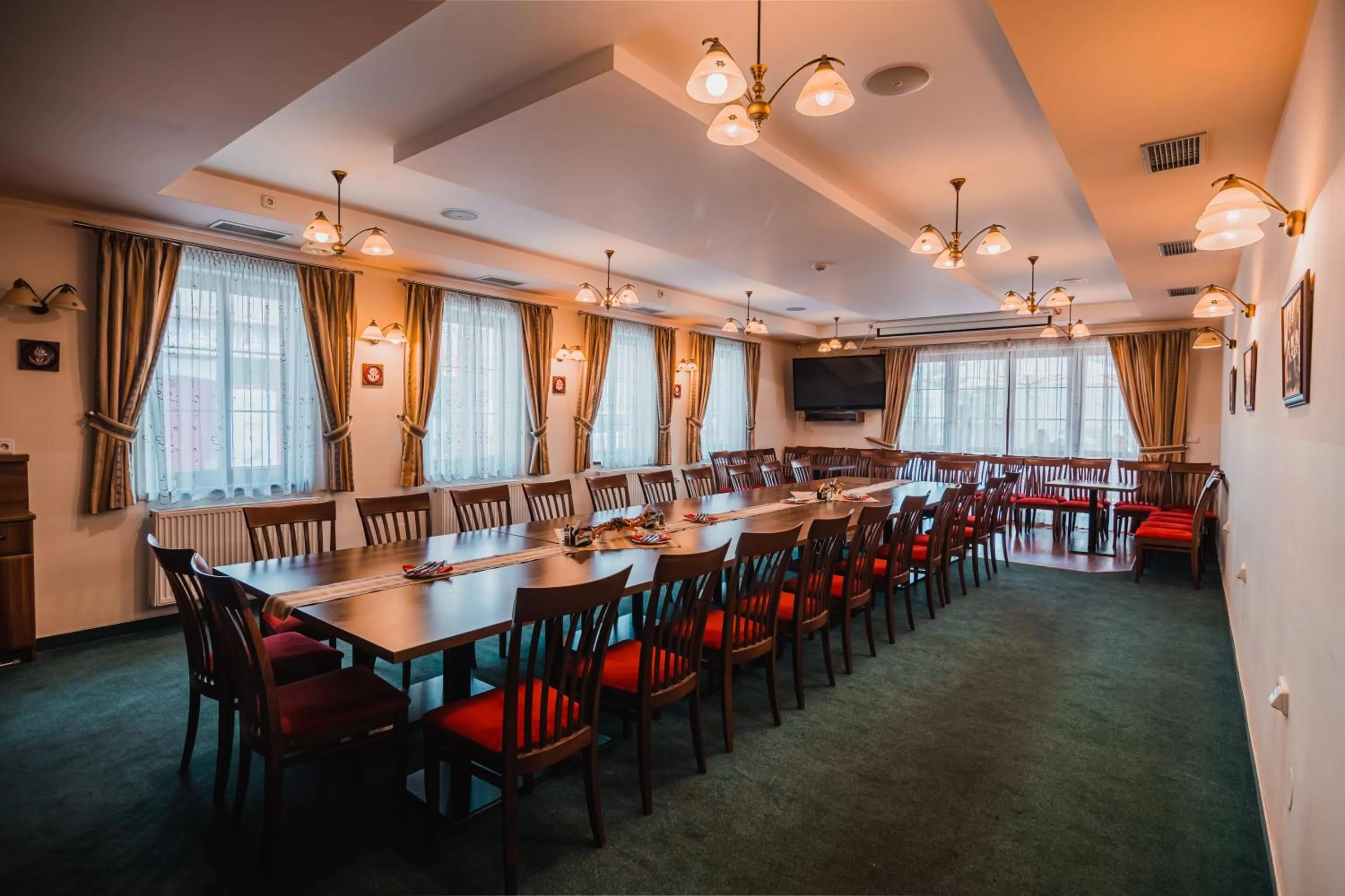 Restaurant/places to eat in Hotel Krajka****