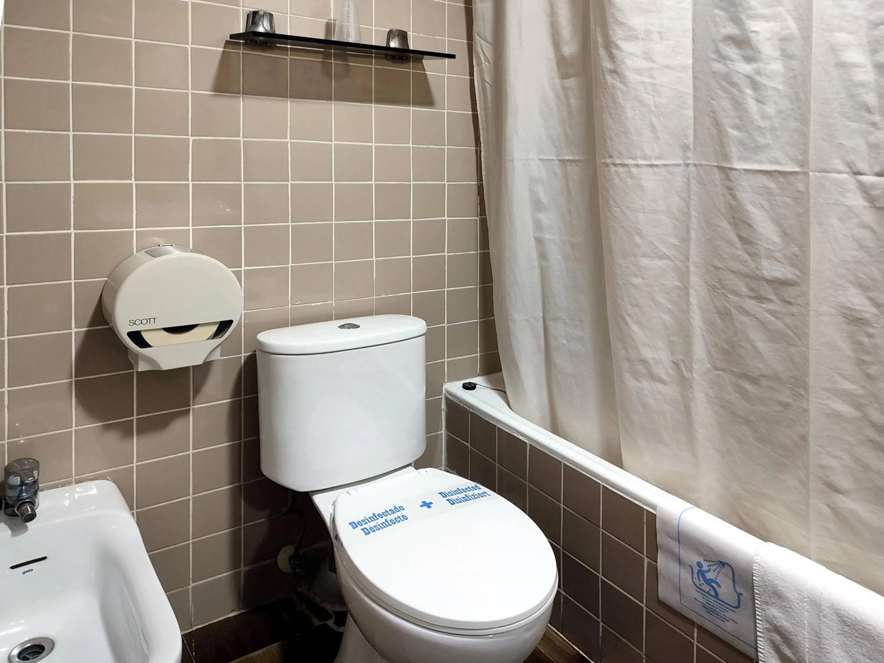 Bathroom in Hotel Porto