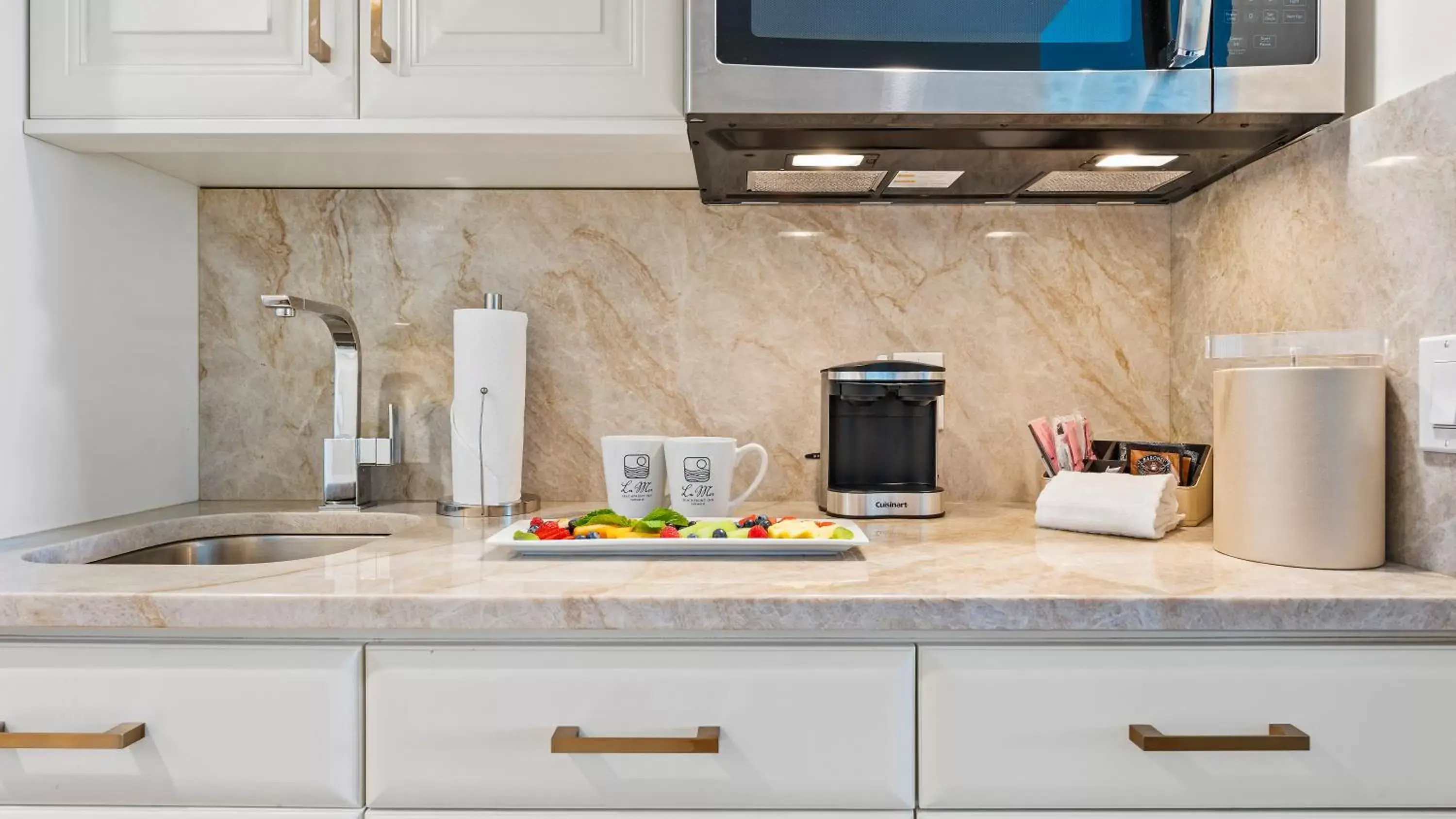 Kitchen/Kitchenette in La Mer Beachfront Resort