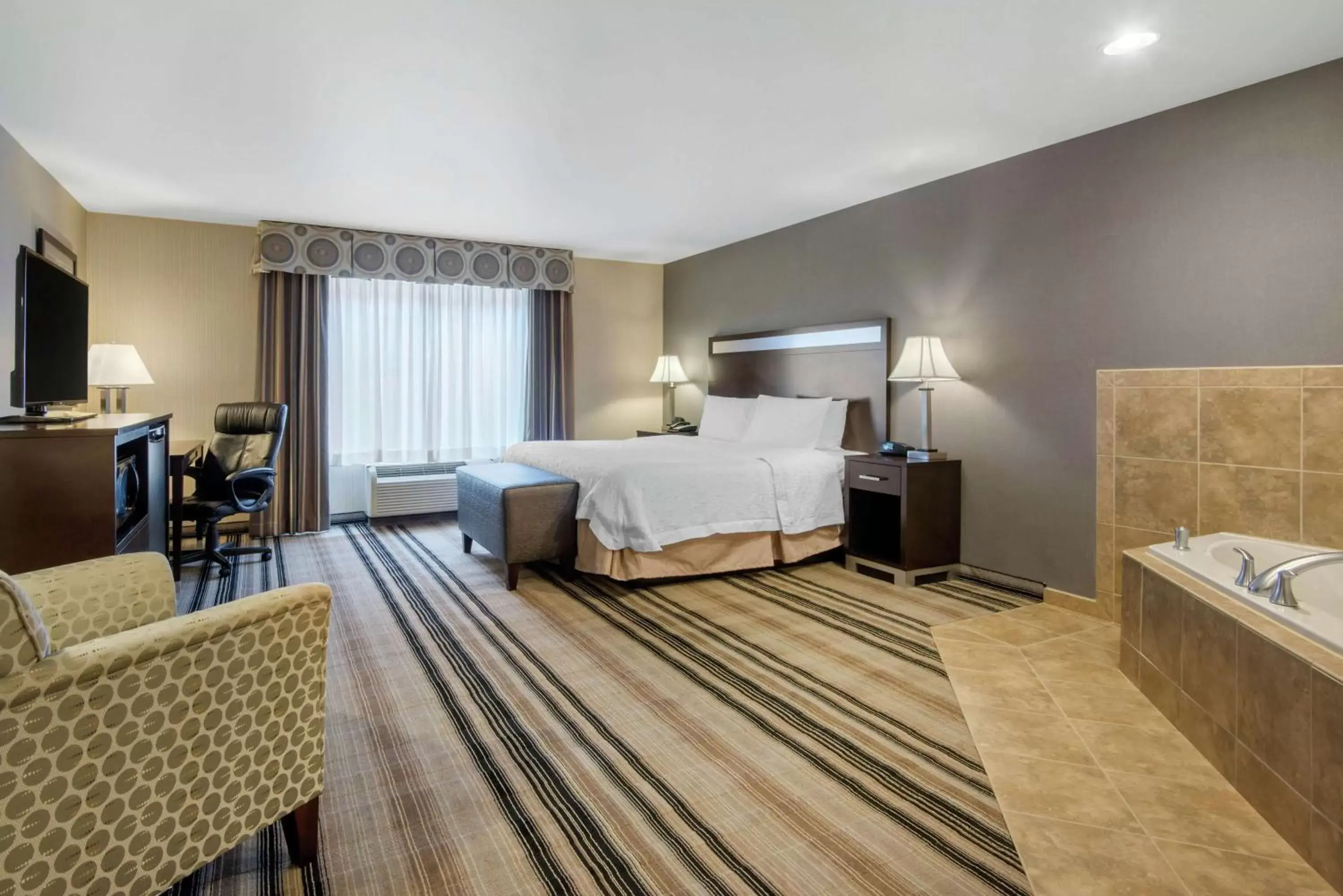 Bedroom, Seating Area in Hampton Inn Meadville