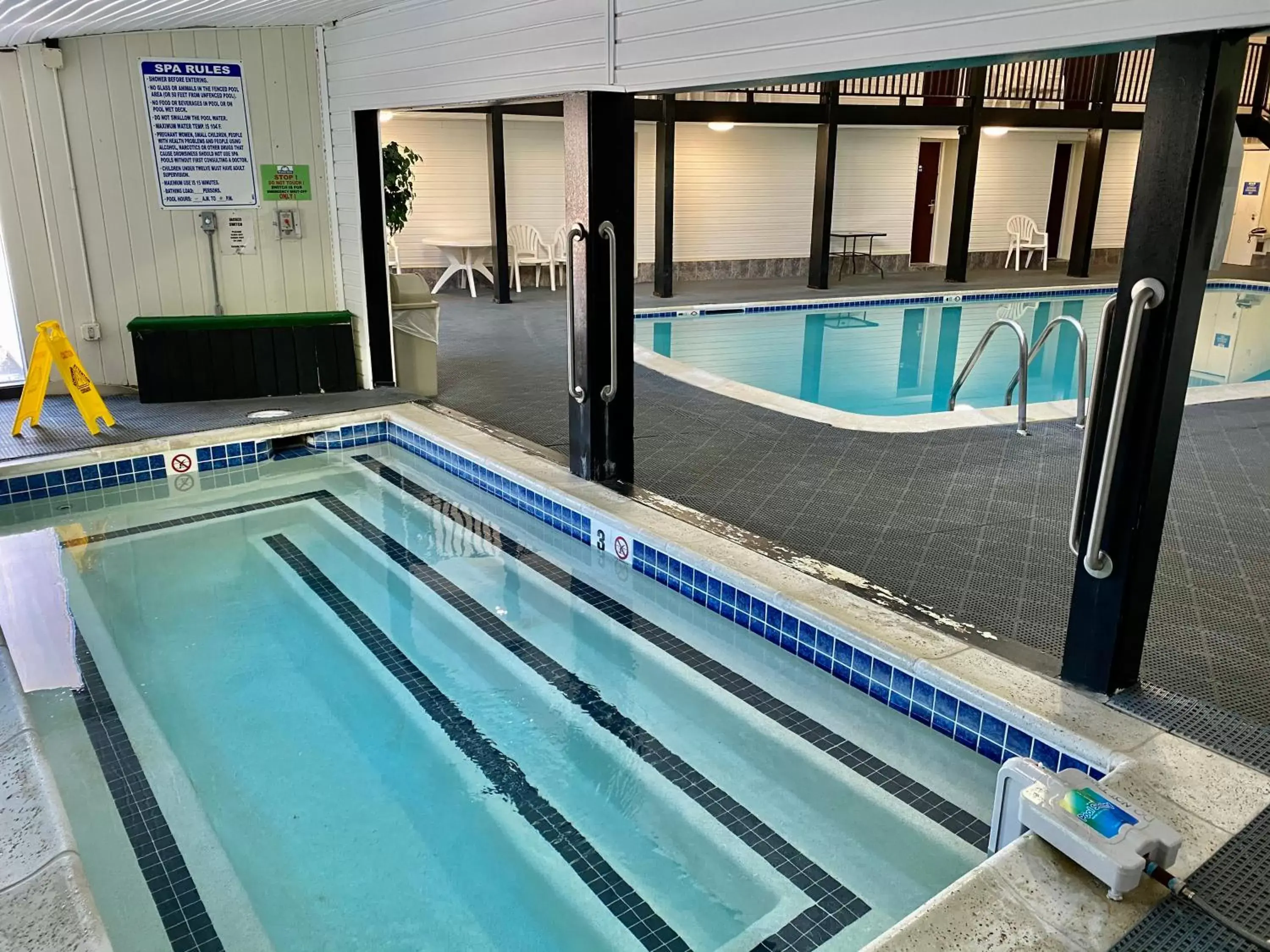 Swimming Pool in Days Inn by Wyndham Lincoln