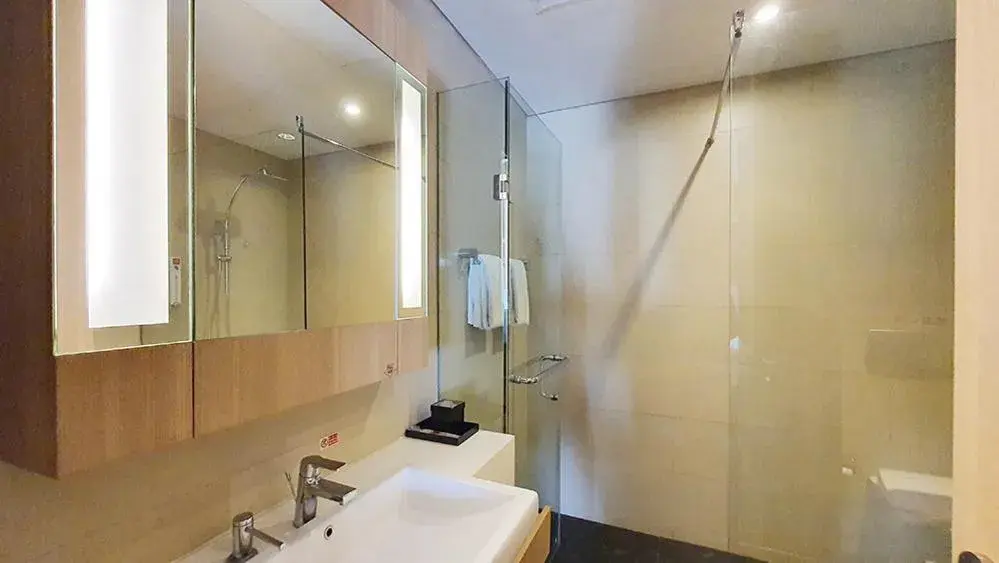Bathroom in Ra Premiere Simatupang Jakarta