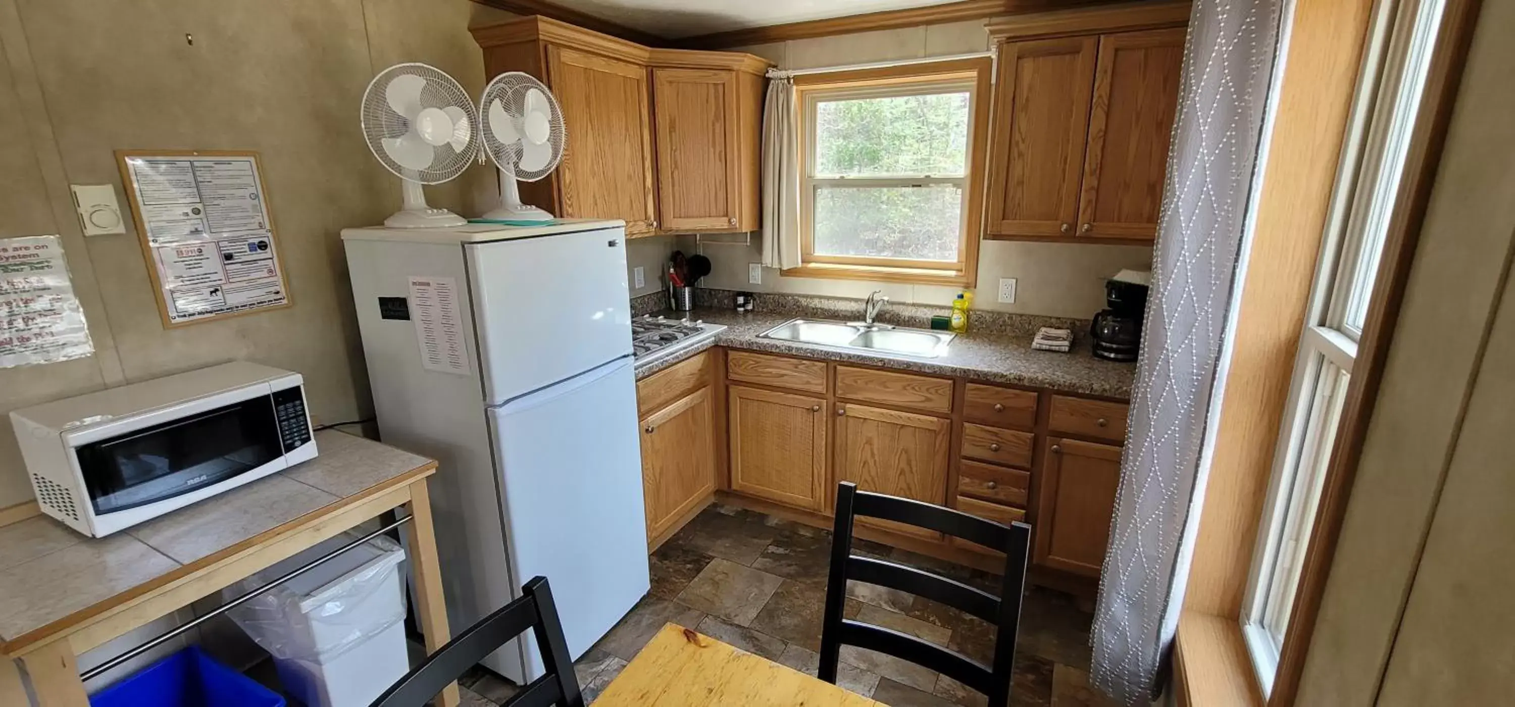 Kitchen/Kitchenette in Parkway Cottage Resort and Trading Post