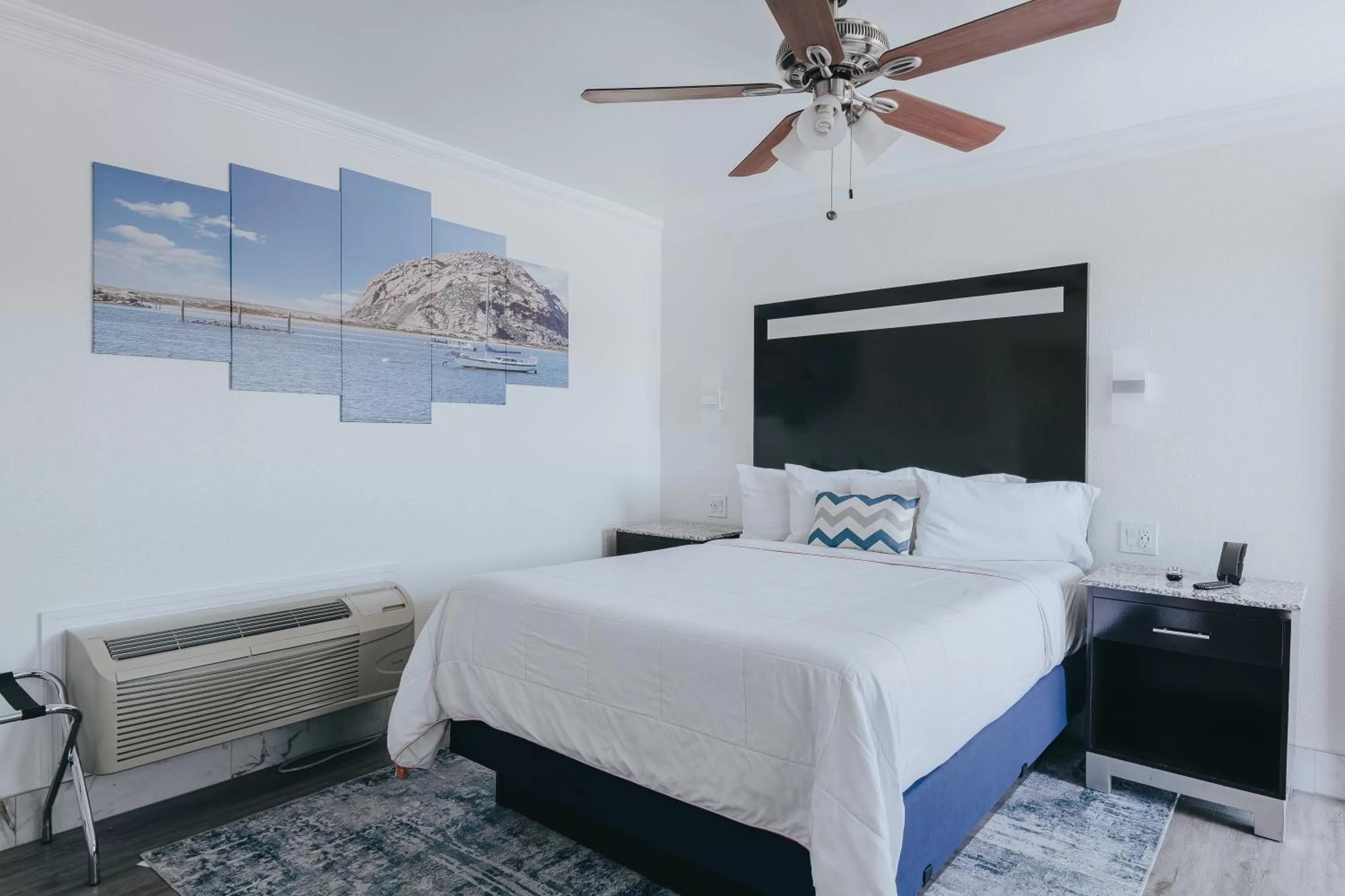 Bed in Sea Air Inn & Suites - Downtown - Restaurant Row