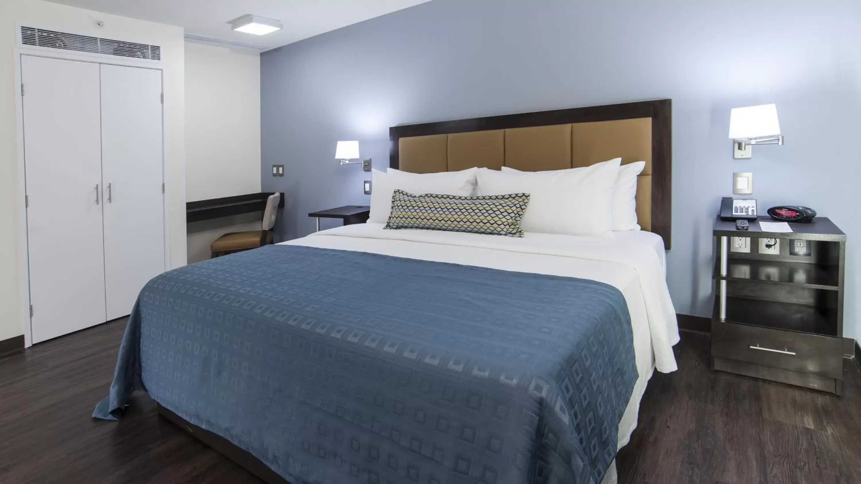 Photo of the whole room, Bed in Candlewood Suites - Queretaro Juriquilla, an IHG Hotel
