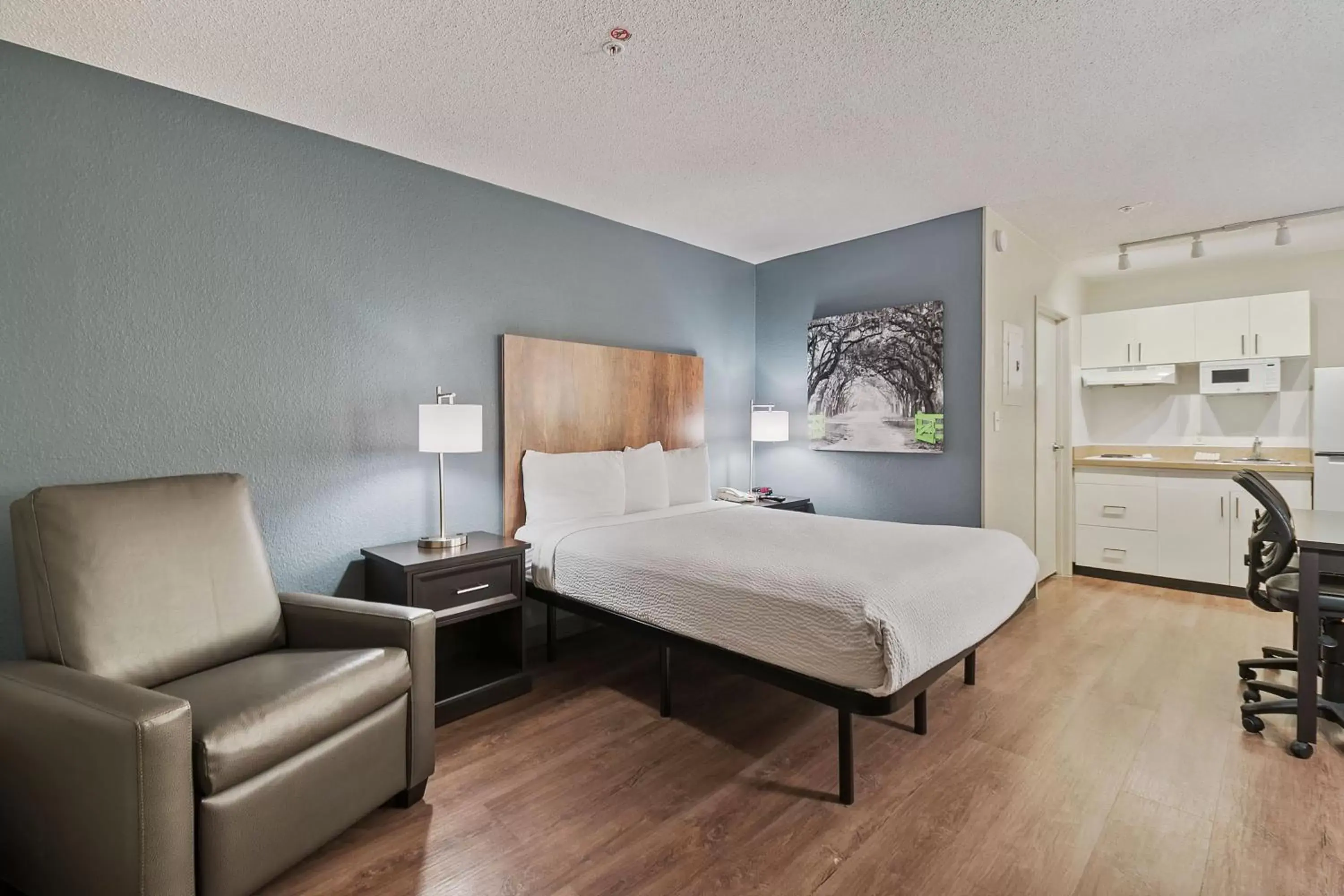 Bed in Extended Stay America Suites - Miami - Airport - Blue Lagoon
