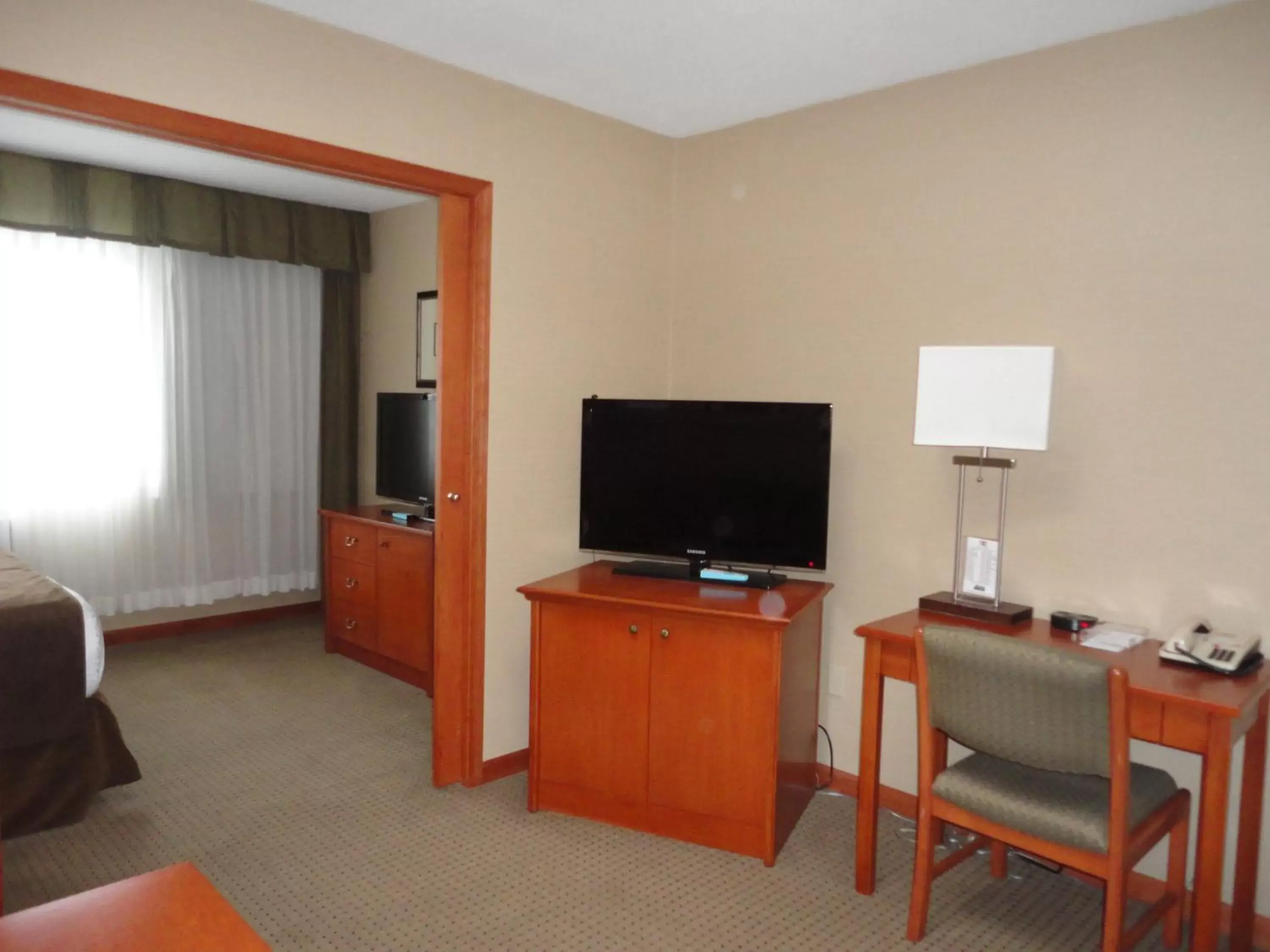 TV and multimedia, TV/Entertainment Center in Ramada by Wyndham Kelowna Hotel & Conference Center