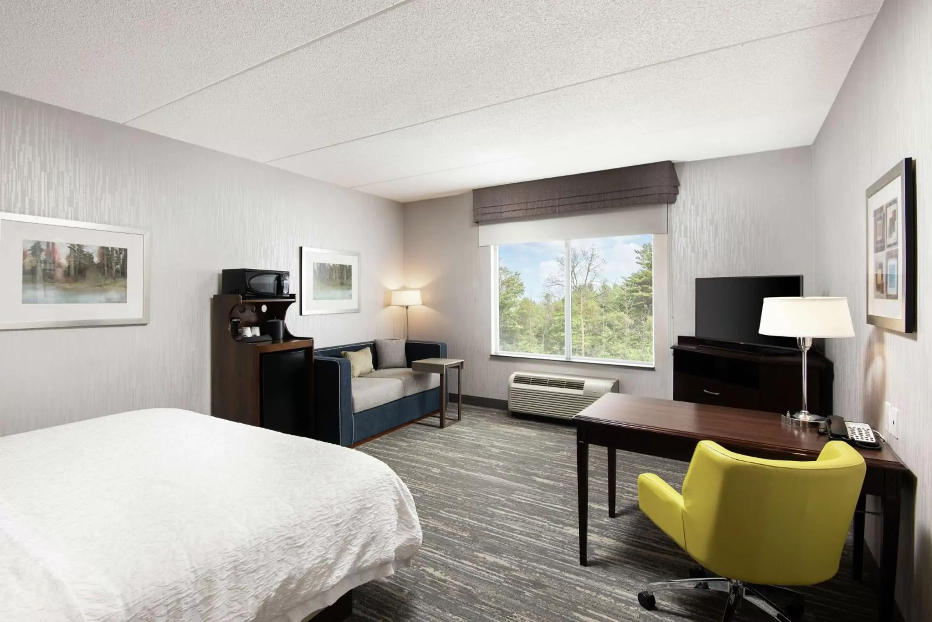 Bedroom, Seating Area in Hampton Inn & Suites by Hilton Barrie