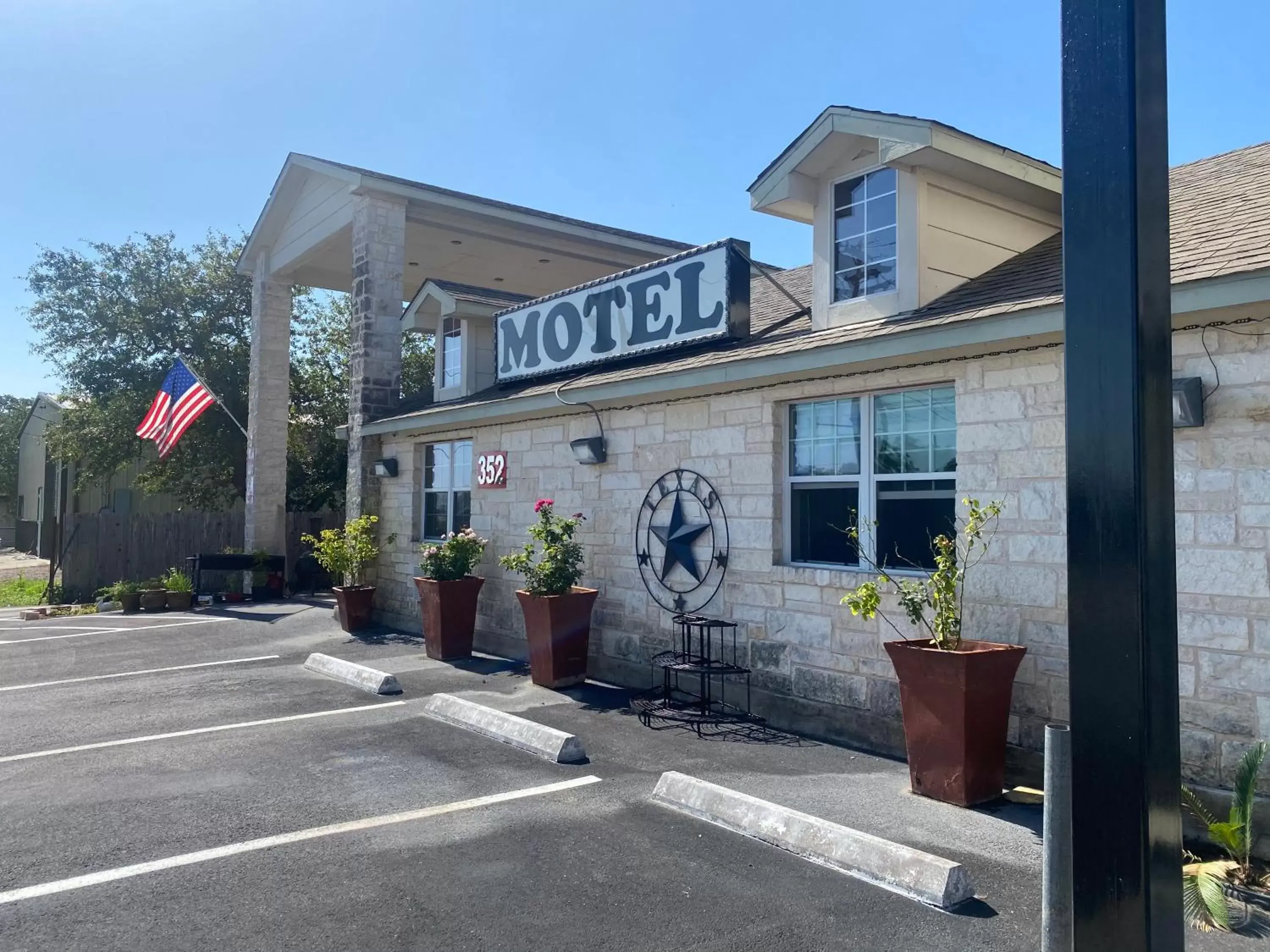 Property Building in Cedar Creek Inn