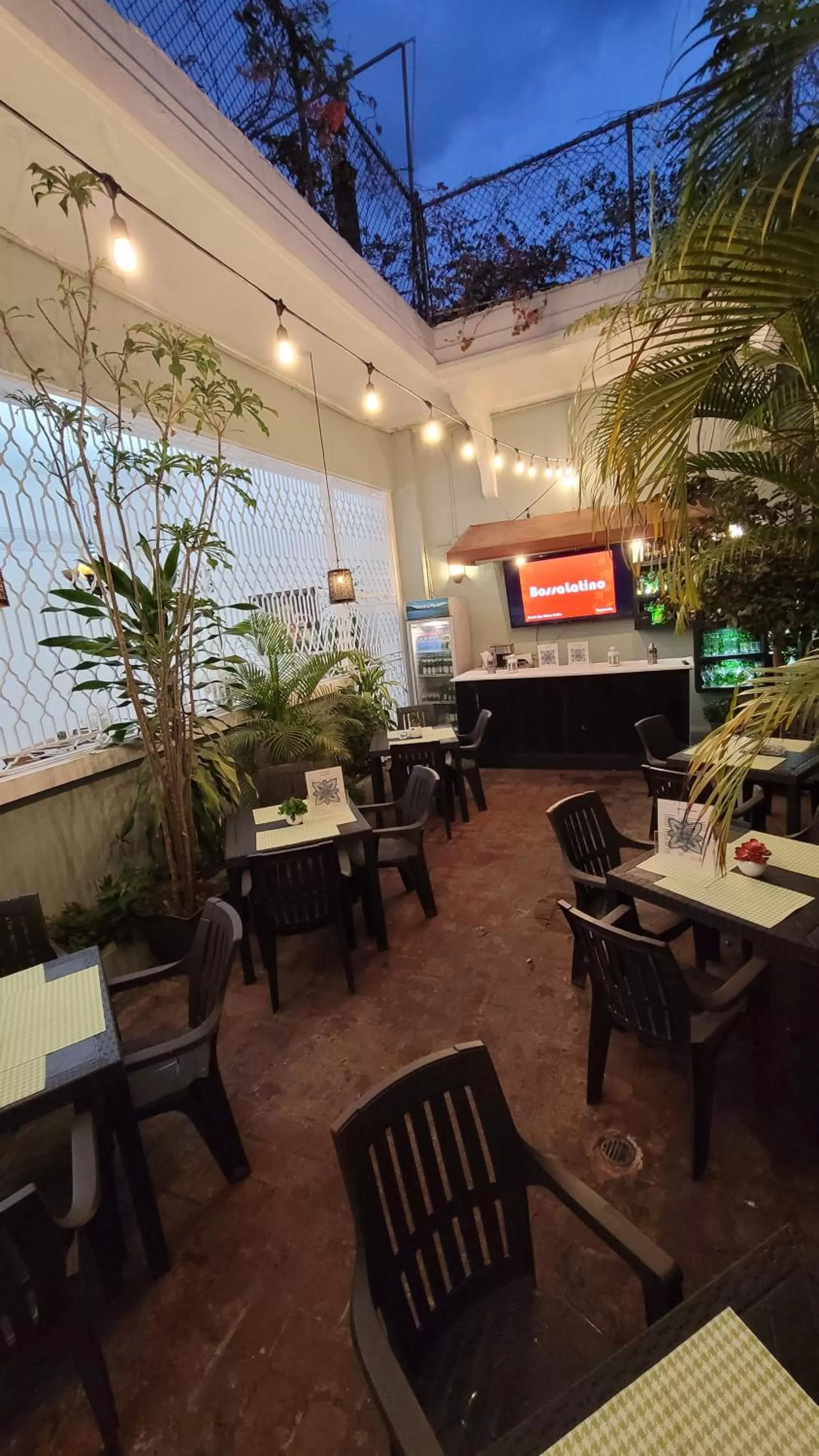 Restaurant/places to eat in Hotel Class Colonial