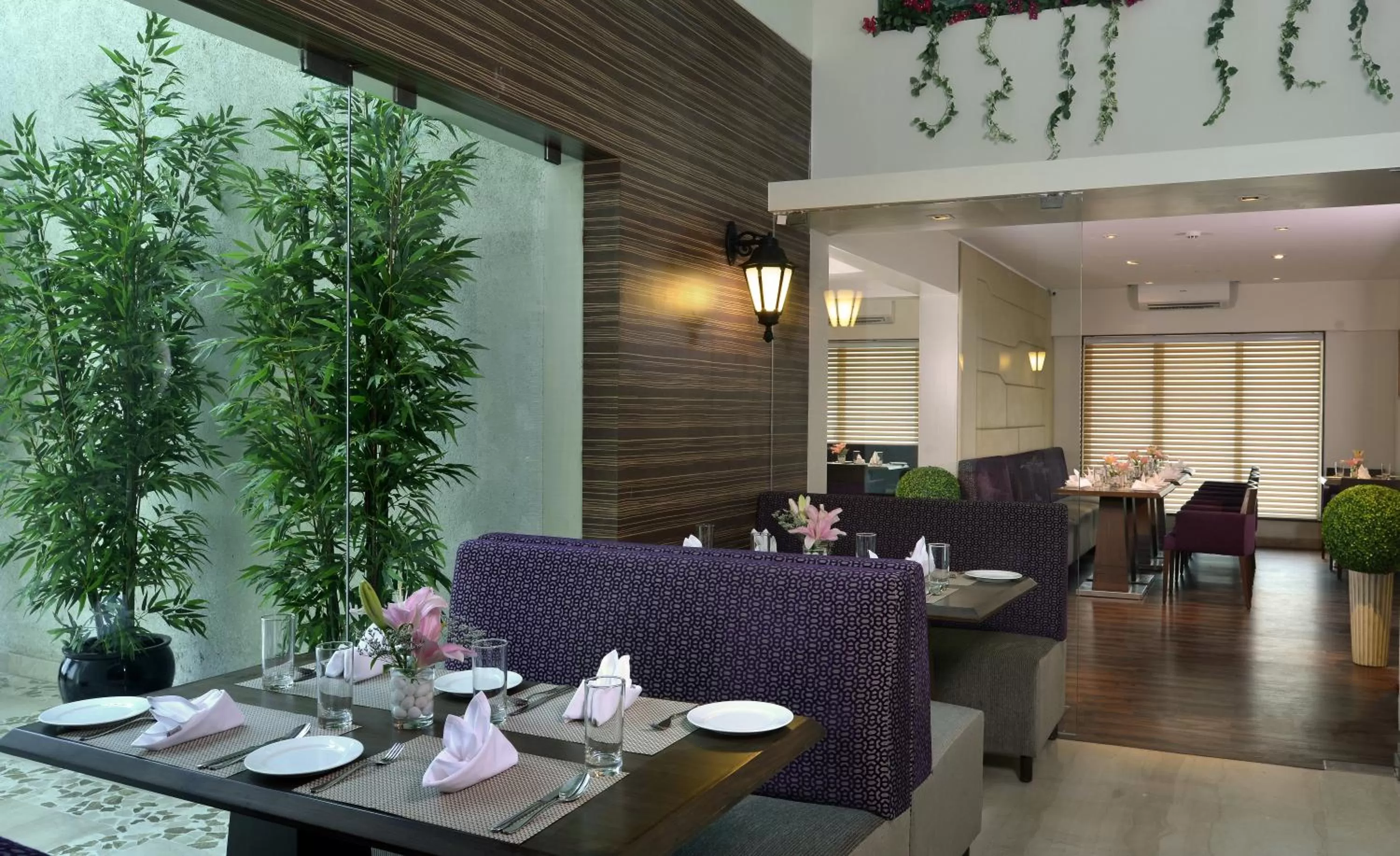 Restaurant/places to eat in Residency Sarovar Portico