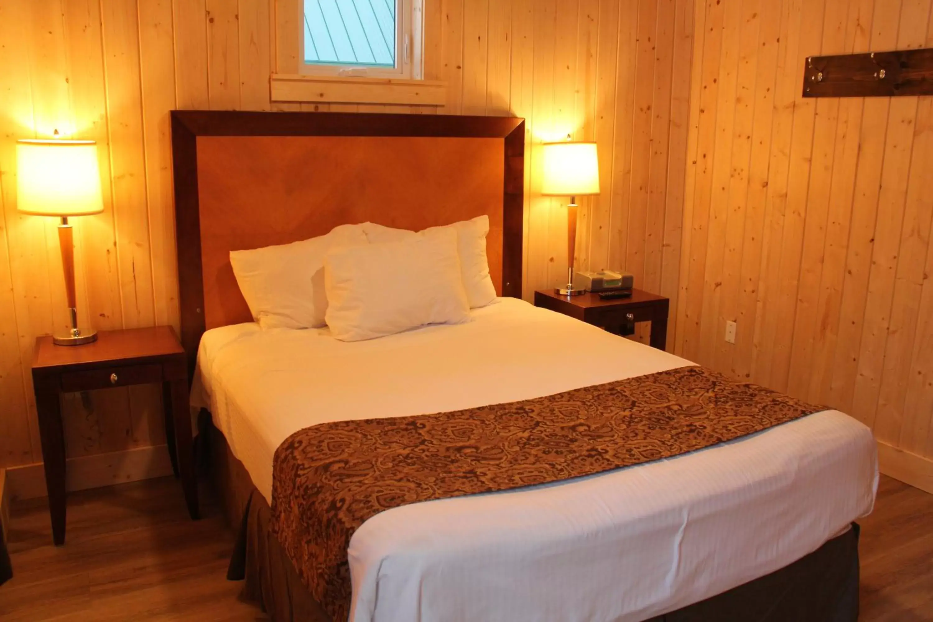 Bedroom, Bed in Manning Park Resort