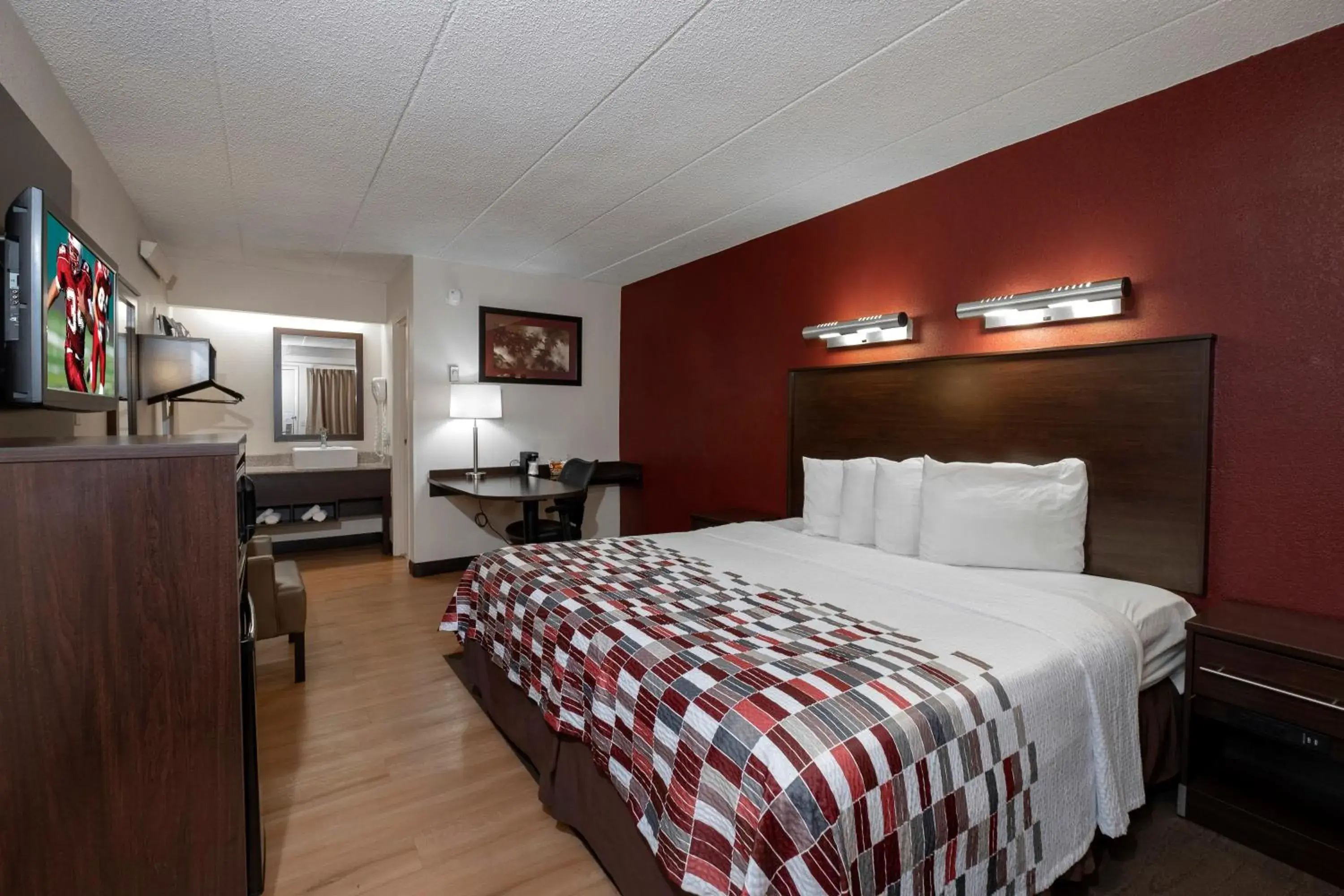 Photo of the whole room, Bed in Red Roof Inn Washington DC-Lanham