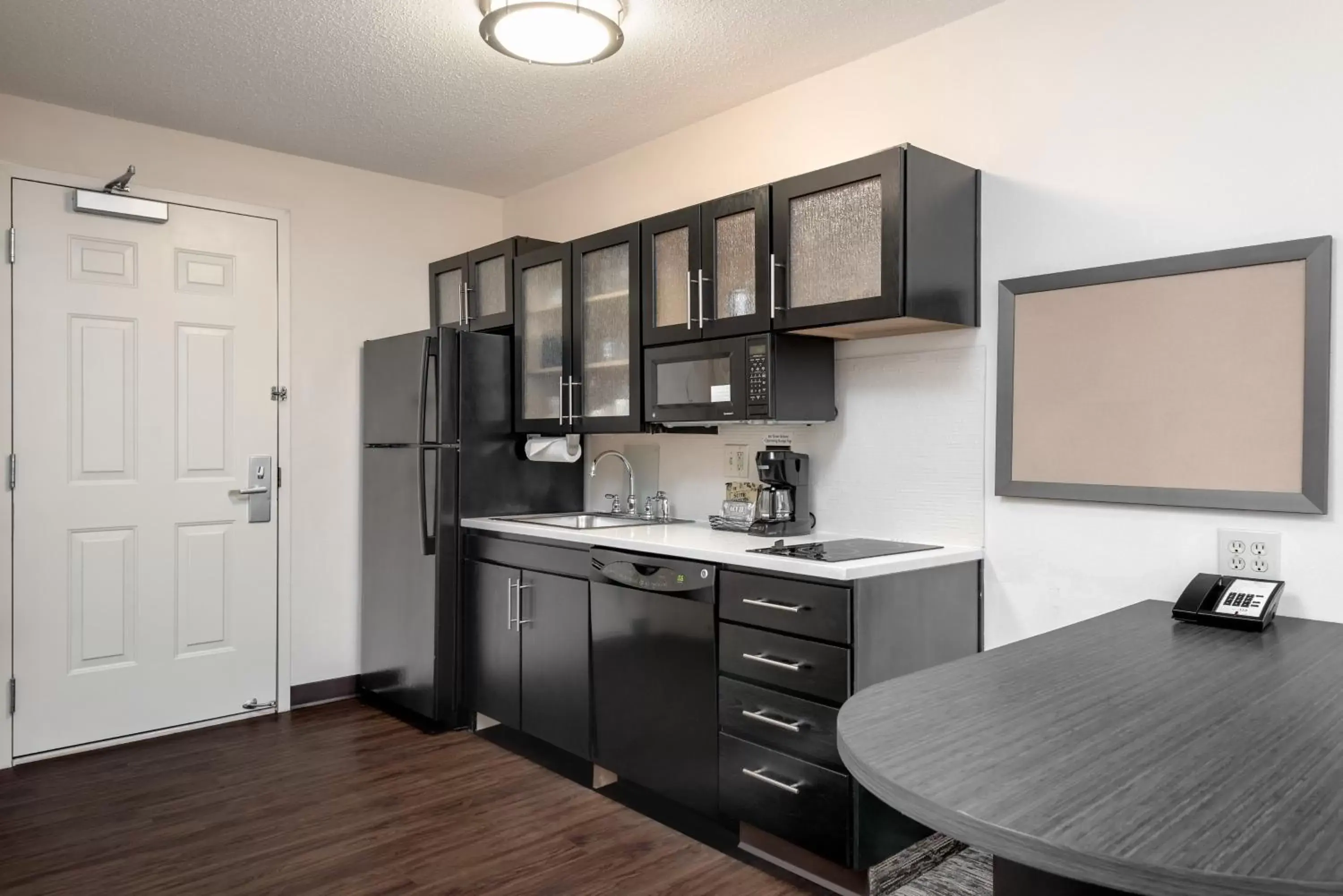 Photo of the whole room, Kitchen/Kitchenette in Candlewood Suites Sterling, an IHG Hotel