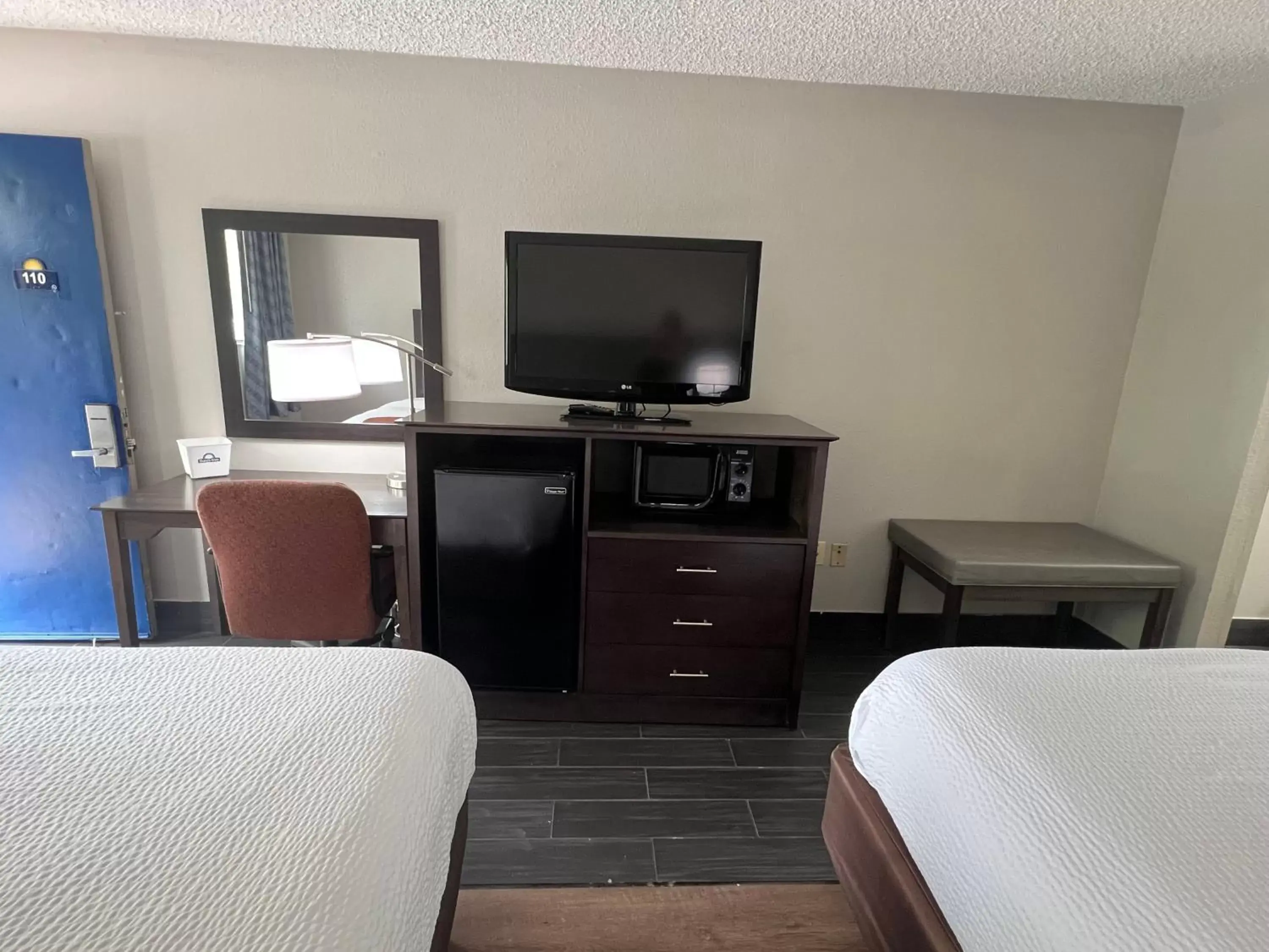 Bed, TV/Entertainment Center in Days Inn & Suites by Wyndham Monroe