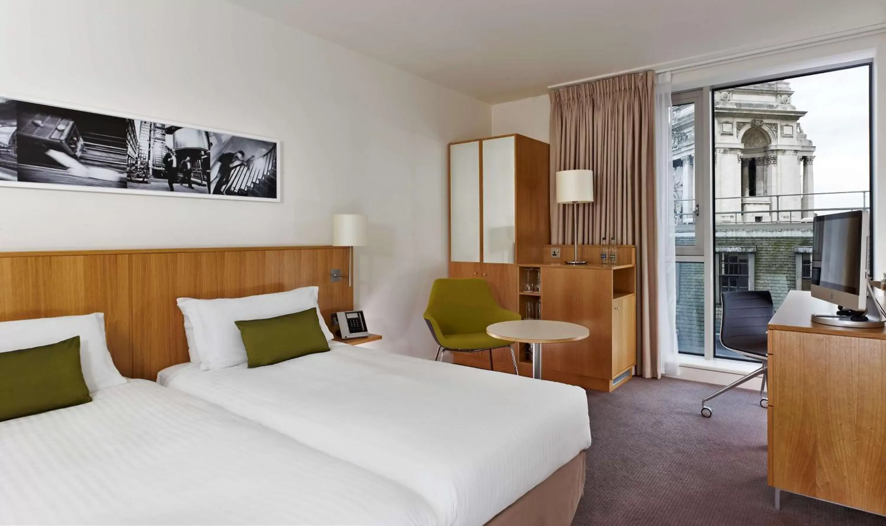 Bed in DoubleTree by Hilton Hotel London - Tower of London