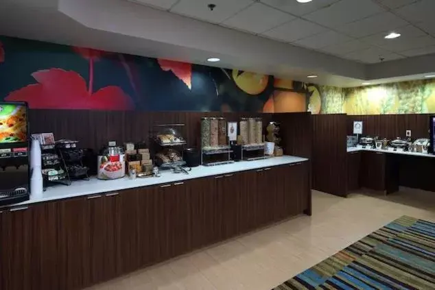 Buffet breakfast, Restaurant/Places to Eat in Fairfield Inn & Suites by Marriott Newark Liberty International Airport