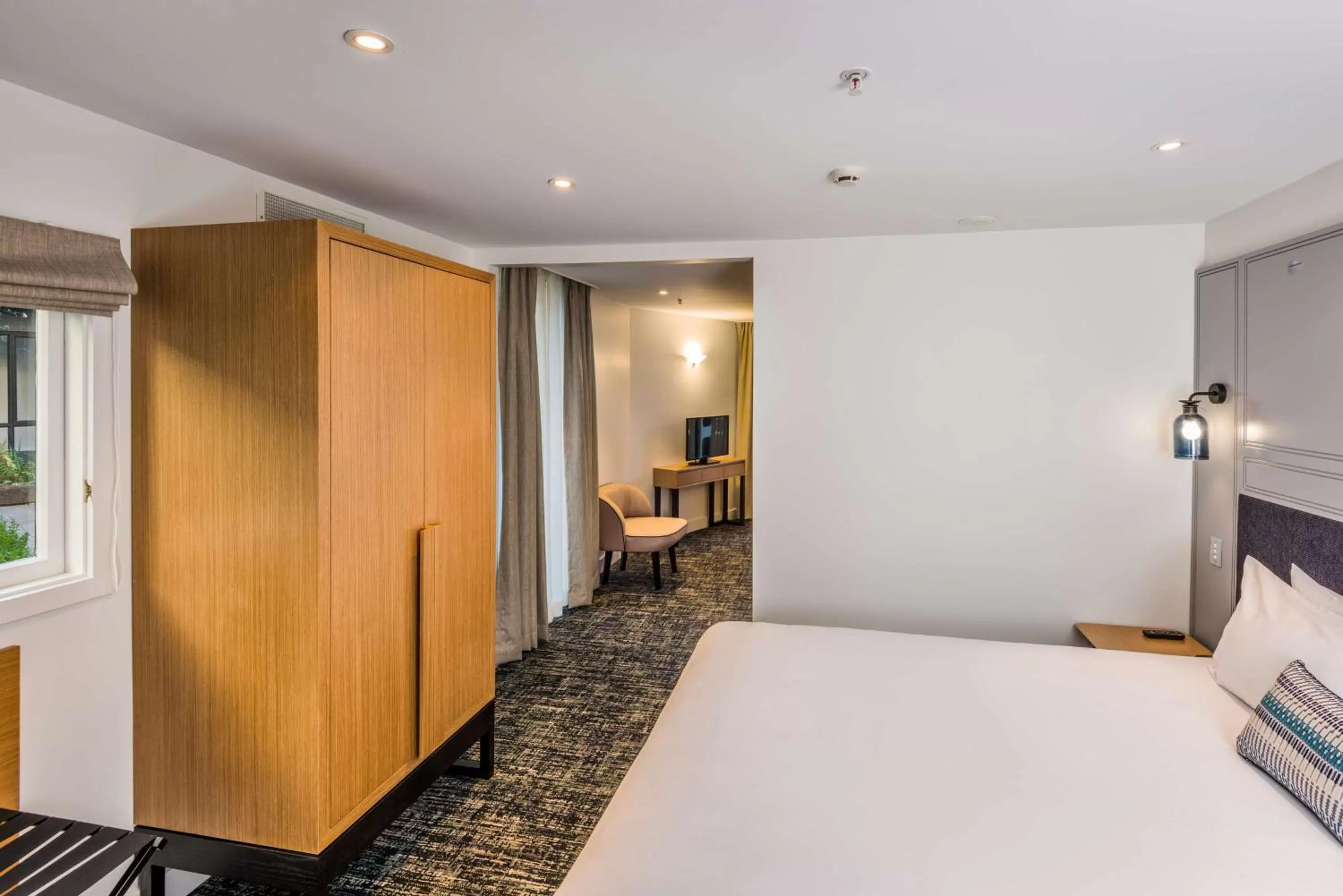 Bedroom, Bed in Chateau On The Park - Christchurch, A Doubletree By Hilton