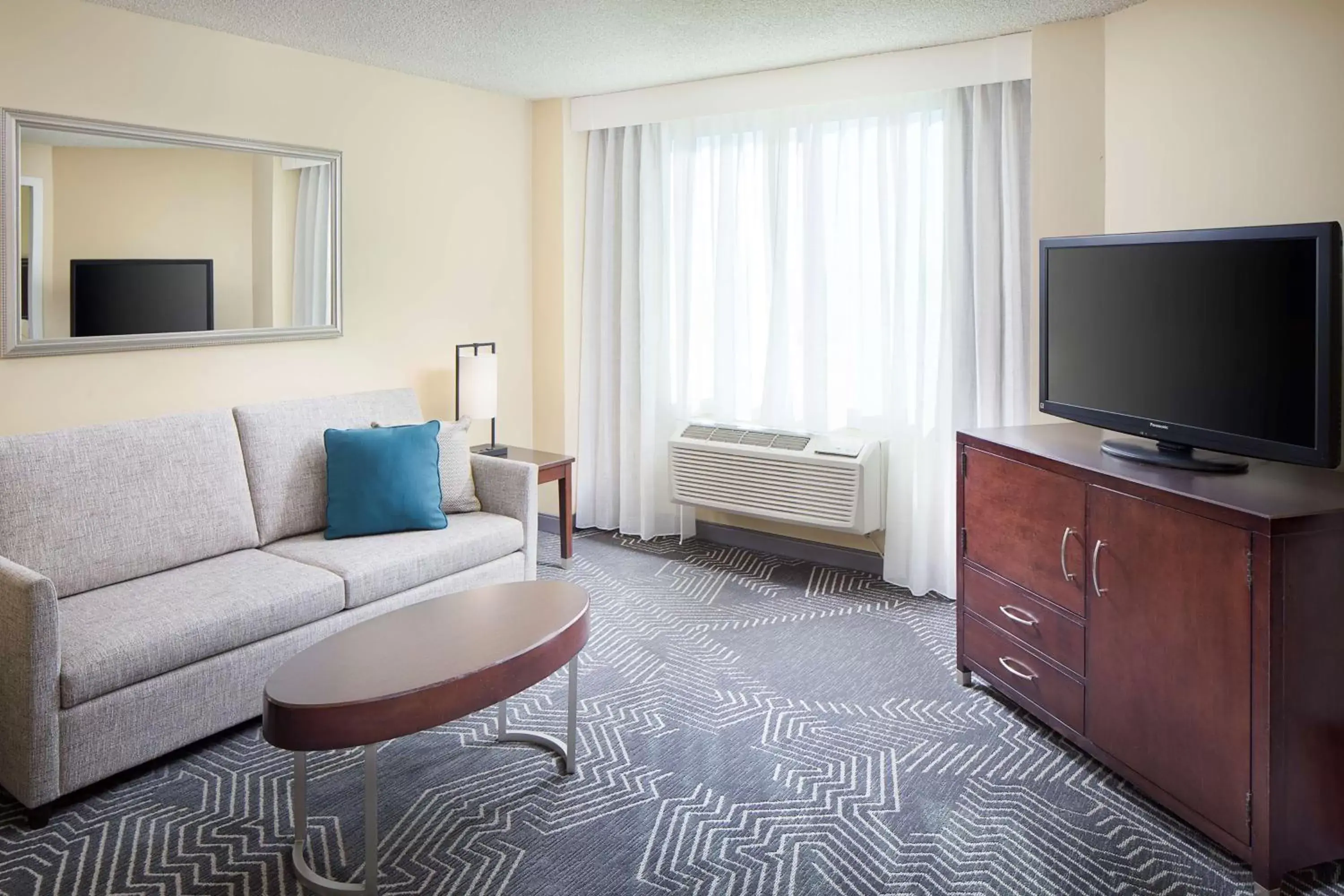 Living room, TV/Entertainment Center in DoubleTree by Hilton Los Angeles/Commerce