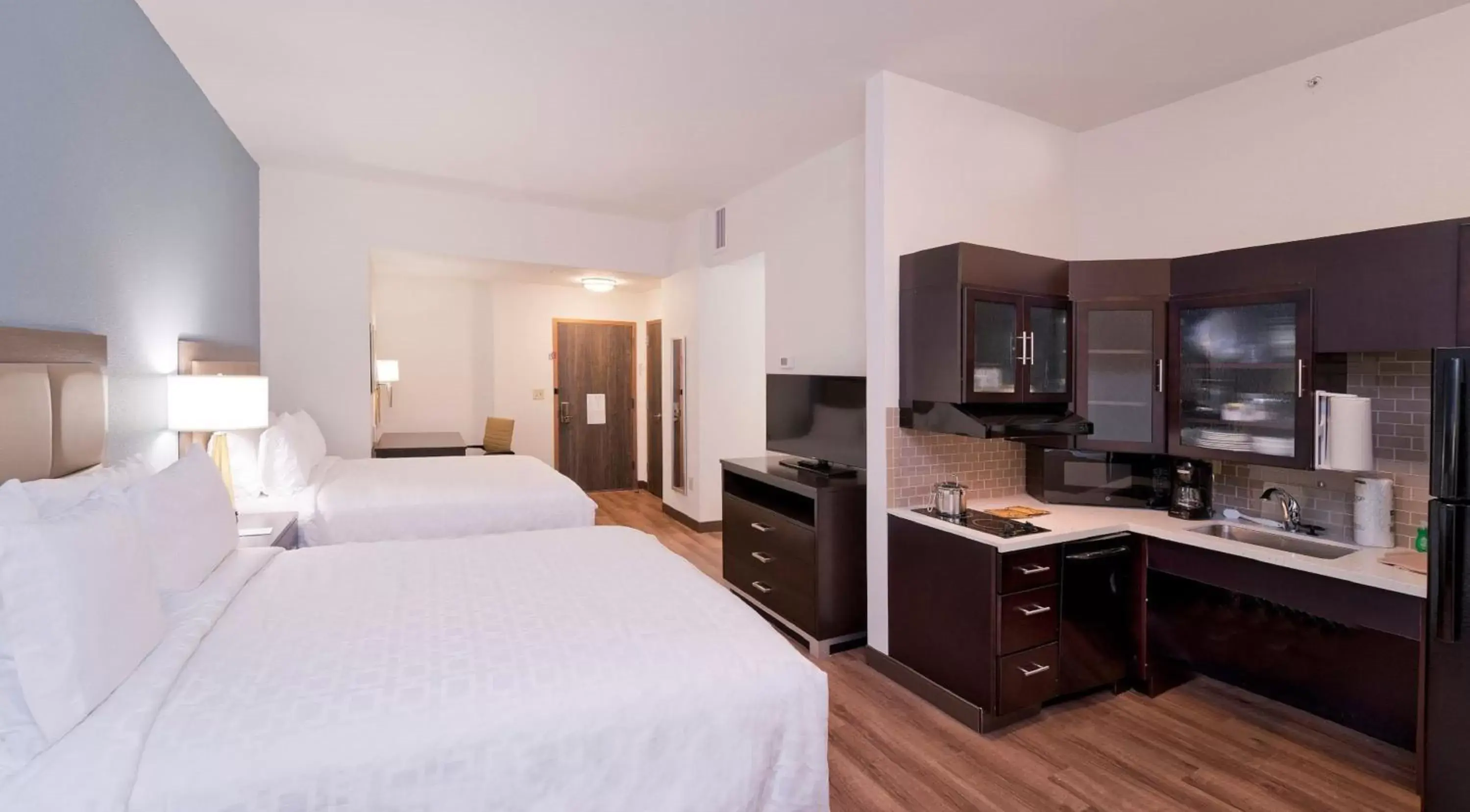 Photo of the whole room, Kitchen/Kitchenette in Candlewood Suites Baltimore - Inner Harbor, an IHG Hotel