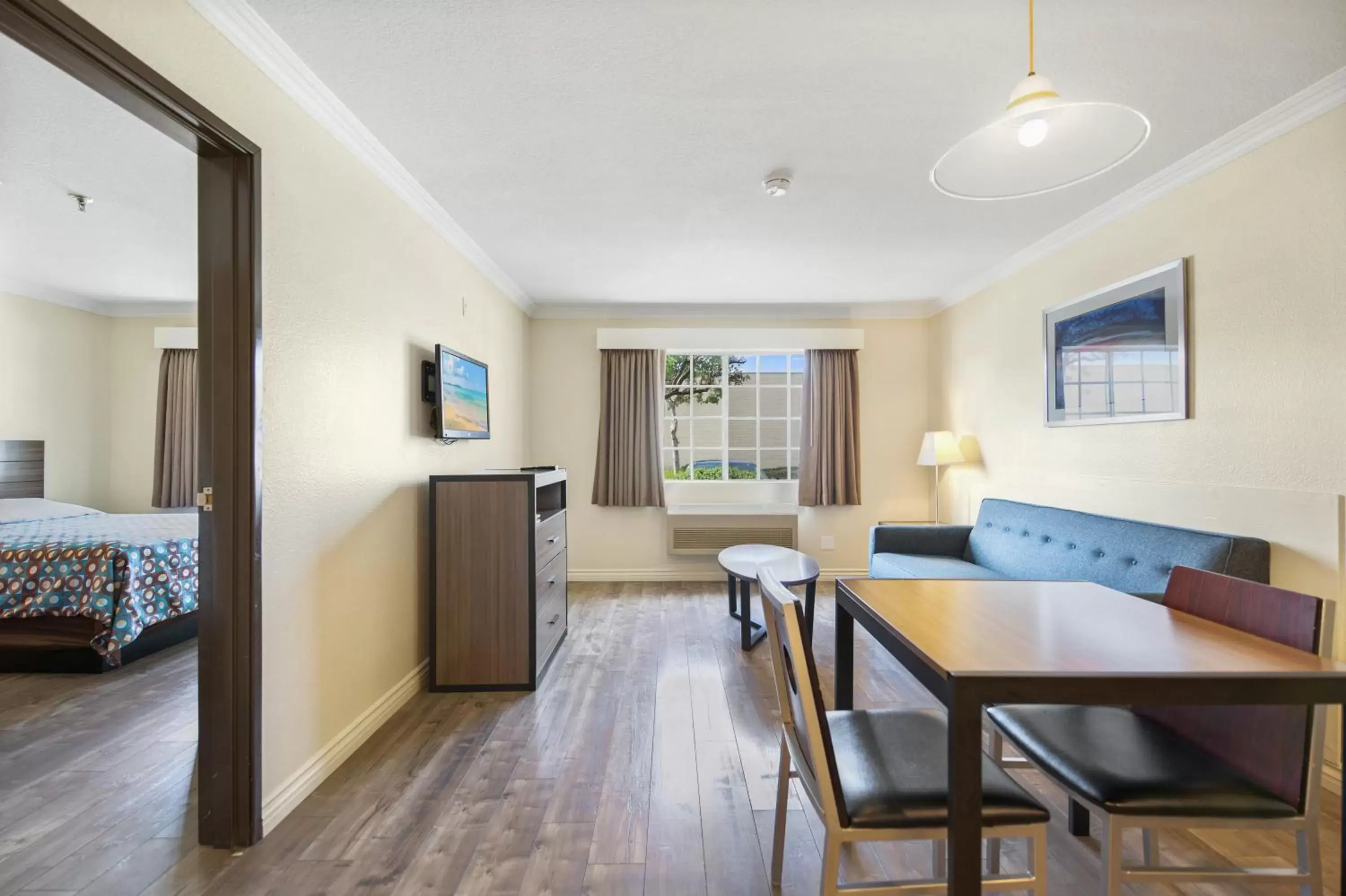 Living room, Seating Area in SureStay Hotel by Best Western Fontana