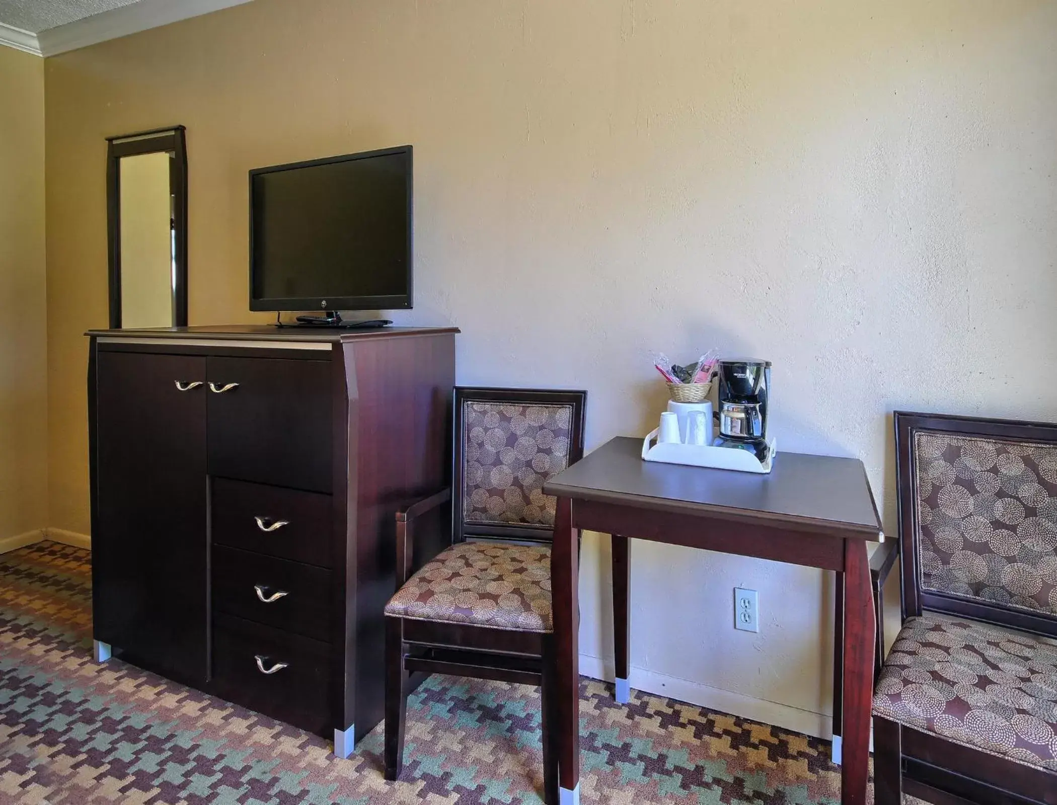 TV and multimedia, TV/Entertainment Center in Silver Surf Motel