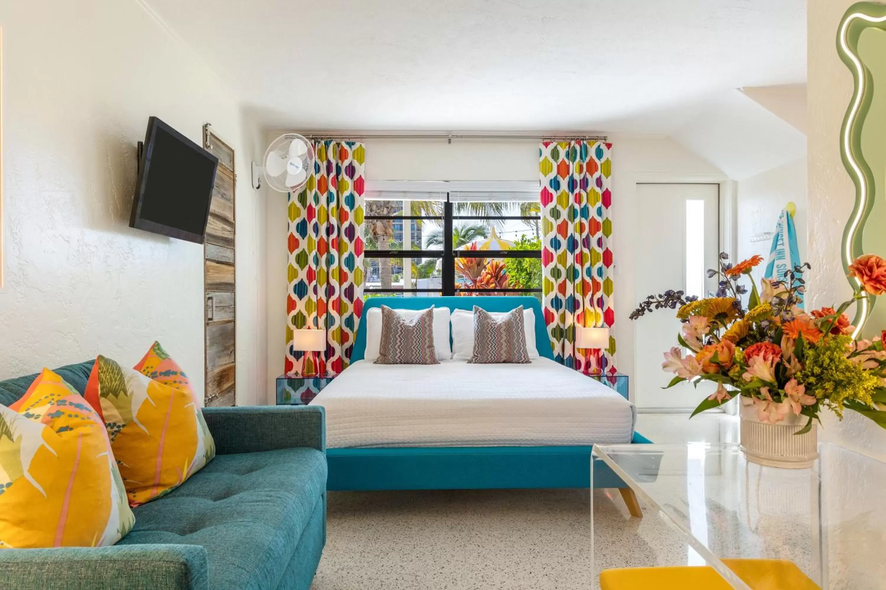 Bedroom, Seating Area in Sunset Inn and Cottages