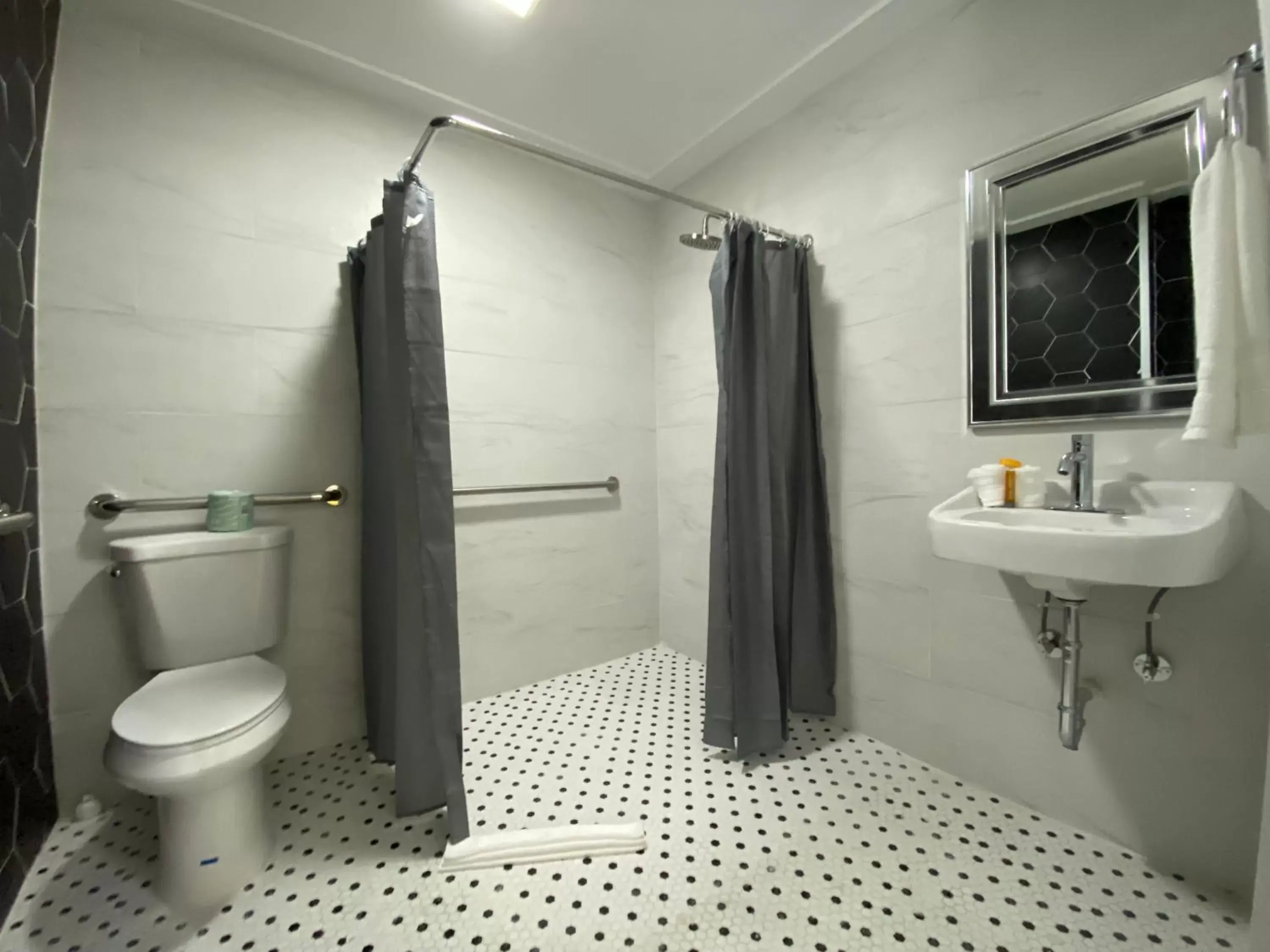 Shower, Bathroom in Hotel Nest