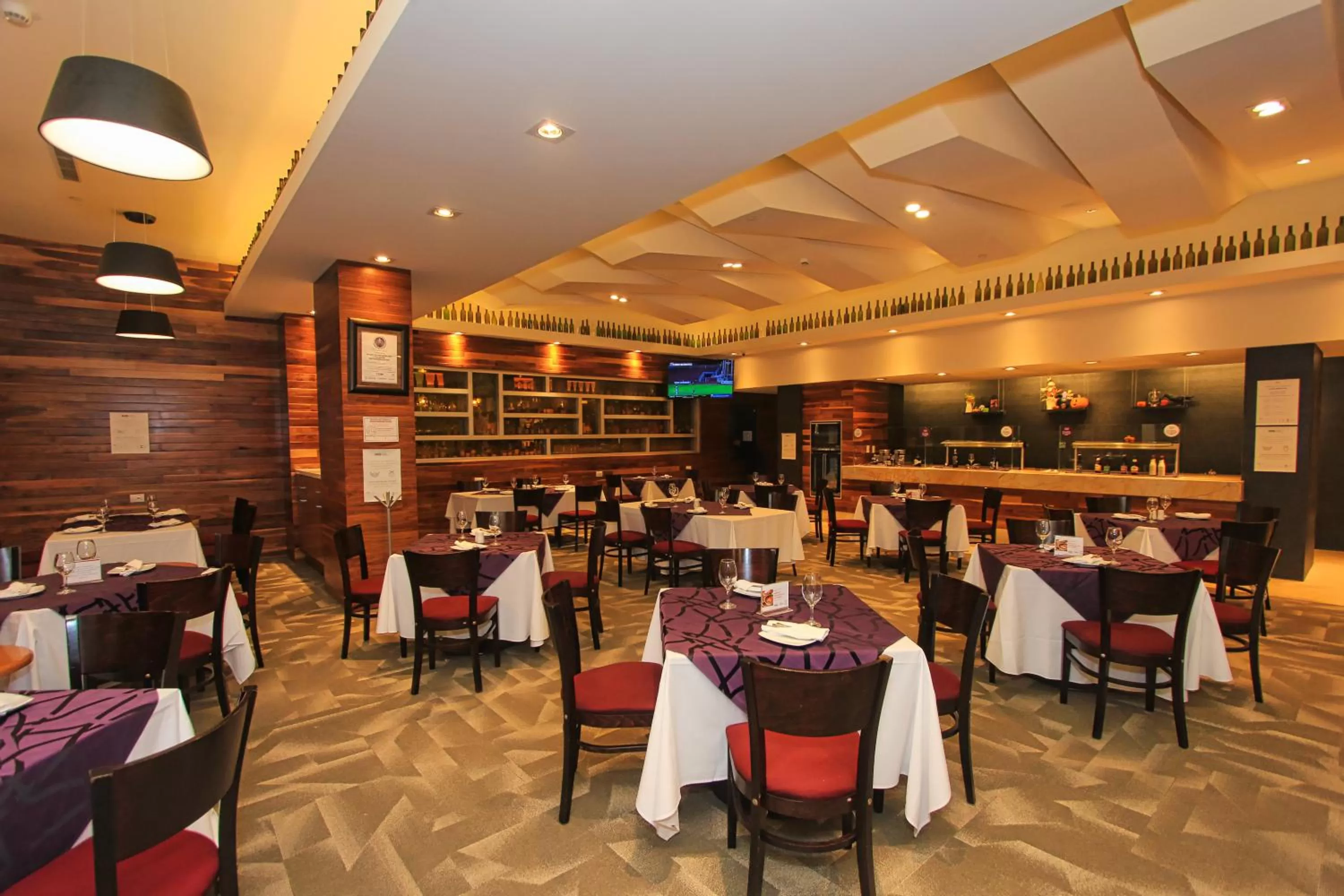 Restaurant/places to eat in Holiday Inn & Suites Plaza Mayor by IHG