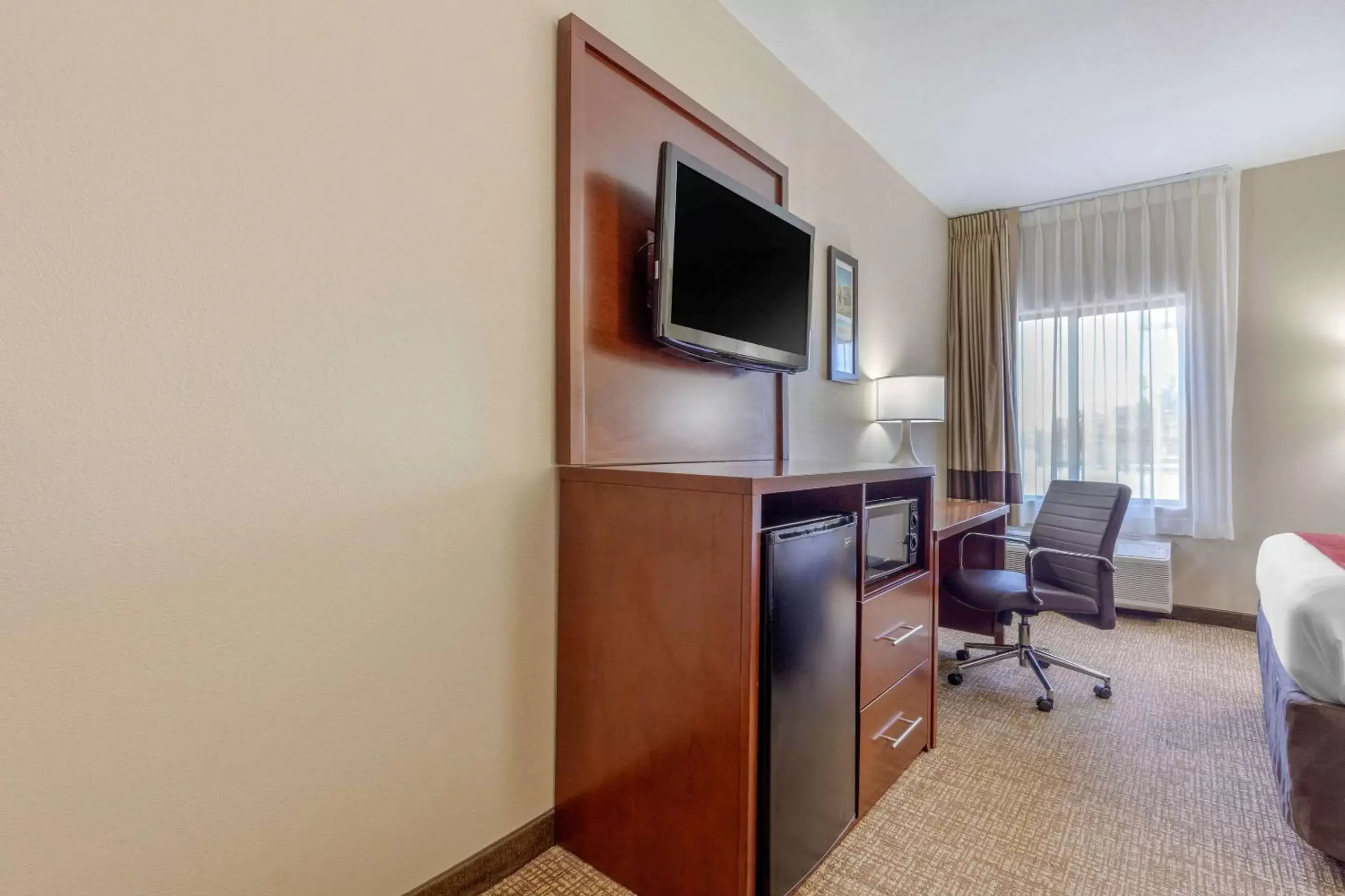 Photo of the whole room, TV/Entertainment Center in Comfort Inn Lenoir City