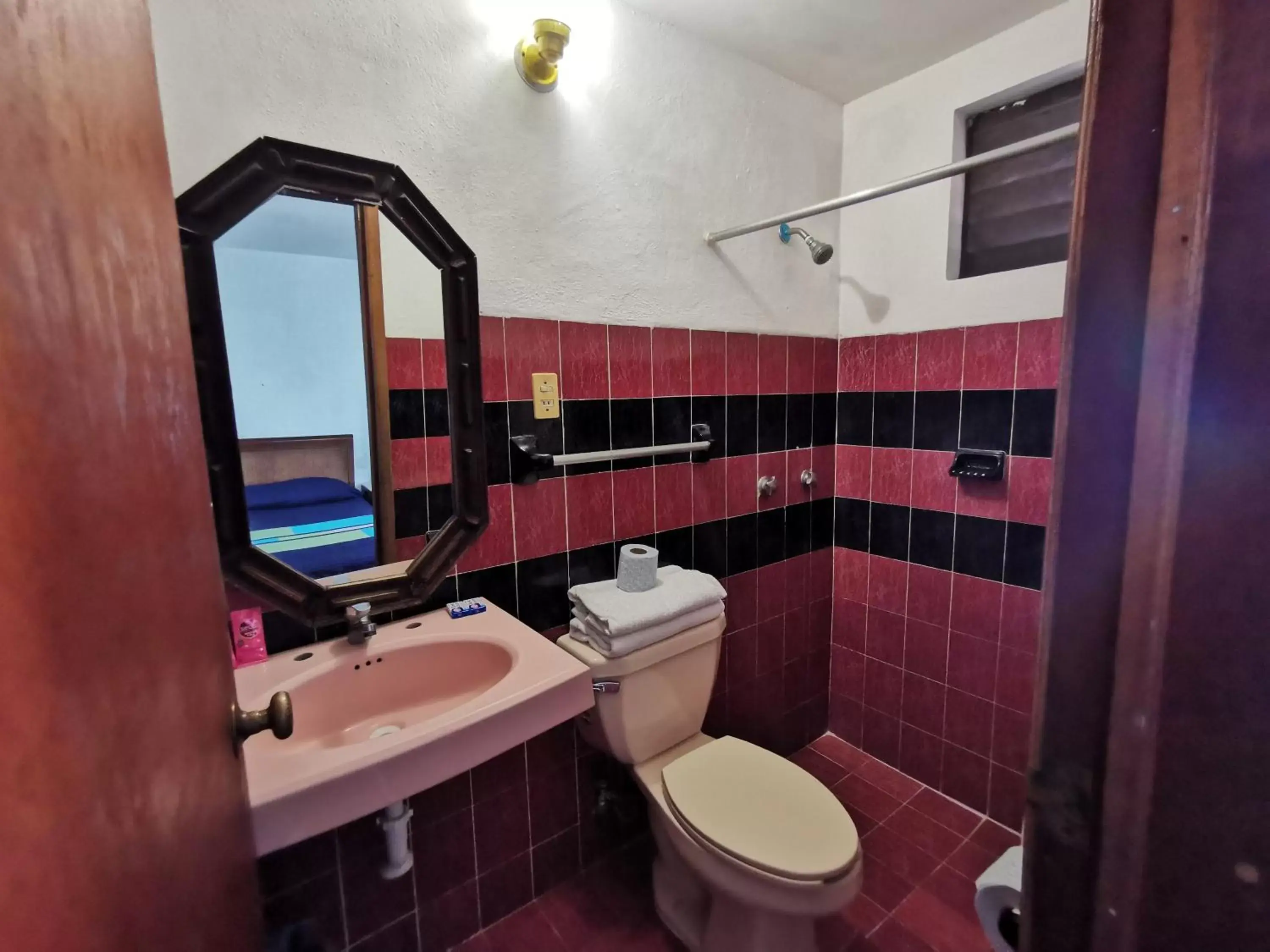 Bathroom in Hotel Doralba Inn