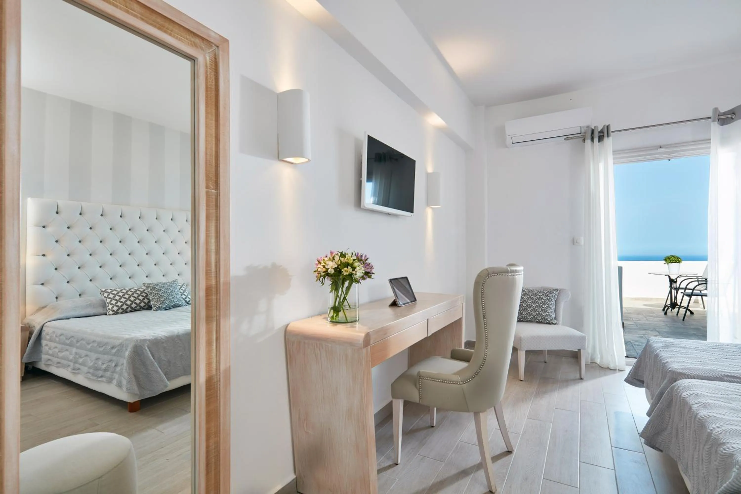 Day, Bed in Santorini Palace