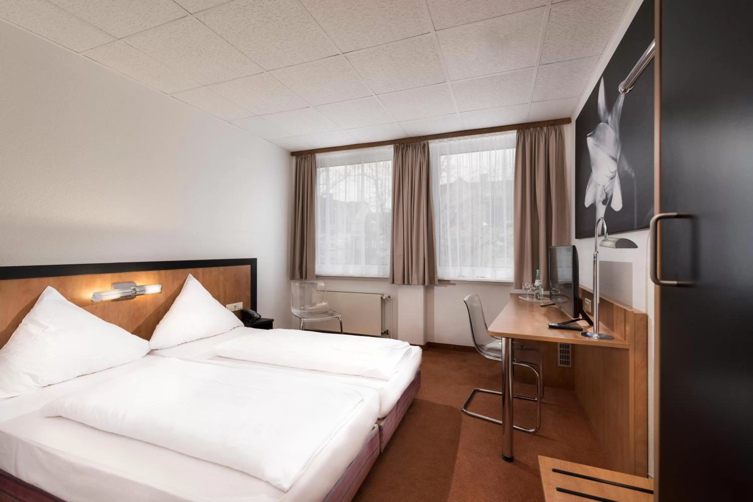 Photo of the whole room, Bed in Days Inn Dortmund West
