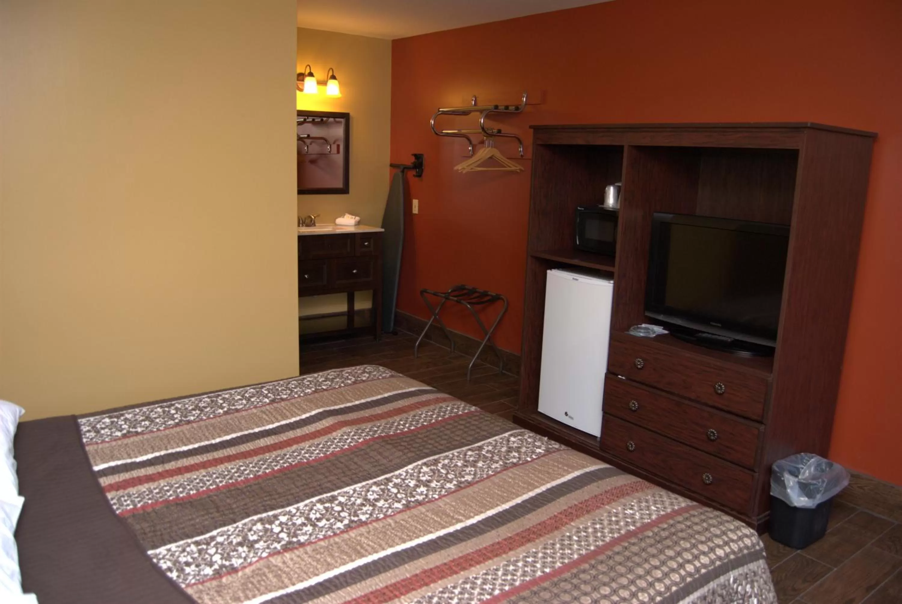 TV and multimedia, Room Photo in Commodore Resort