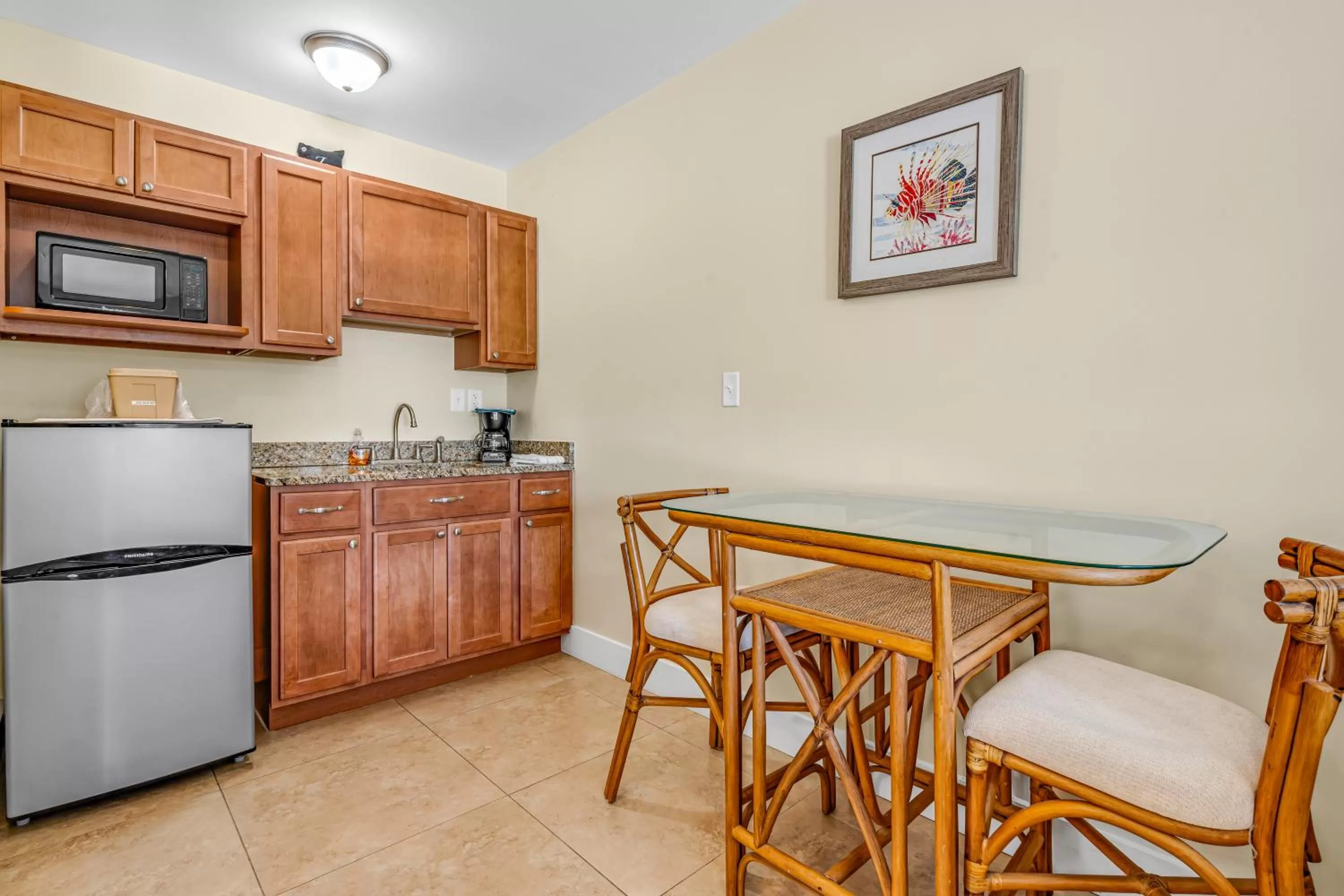 Kitchen or kitchenette in Bonefish Bay Motel
