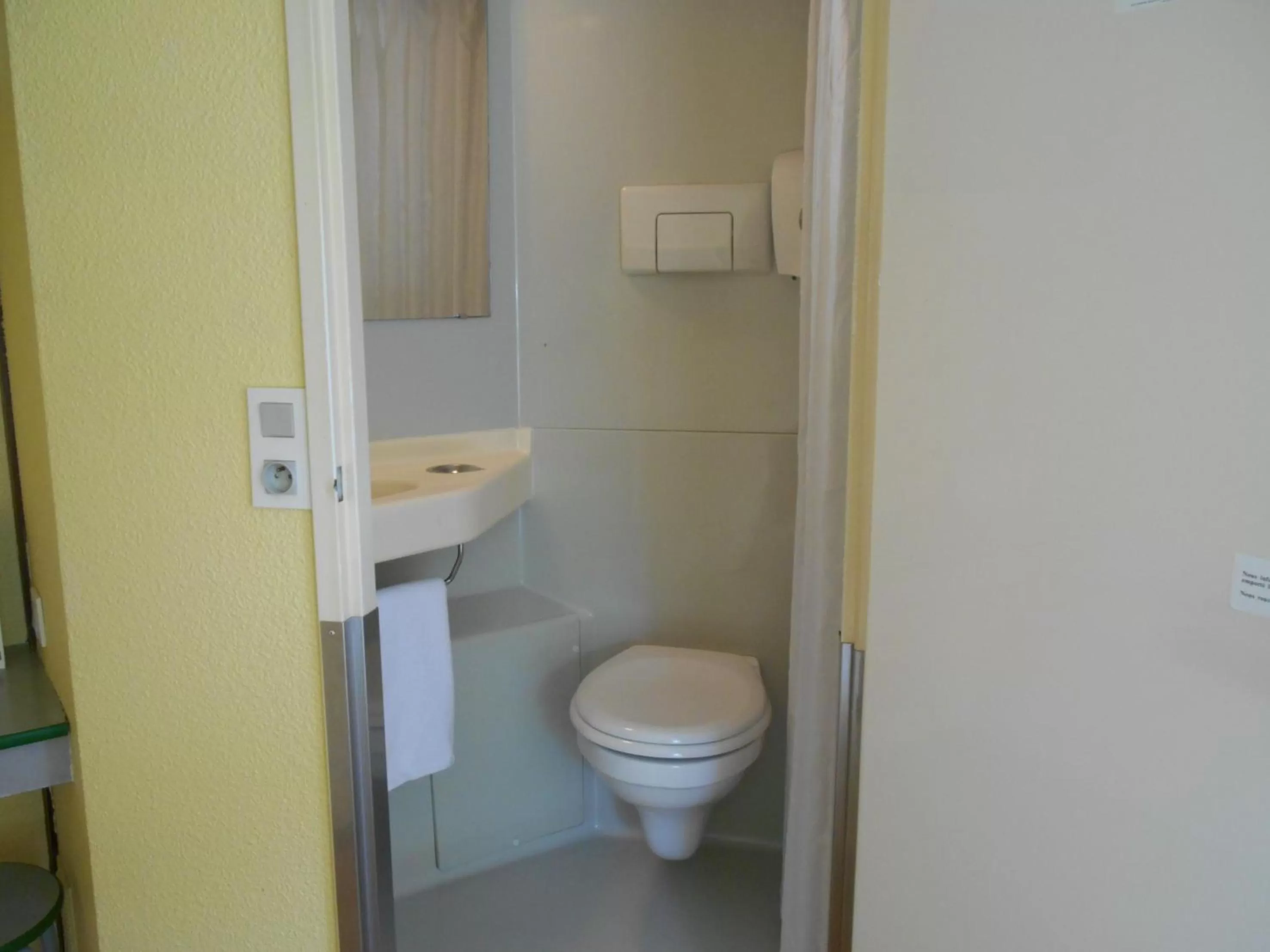 Bathroom in Premiere Classe Brest Gouesnou Aeroport