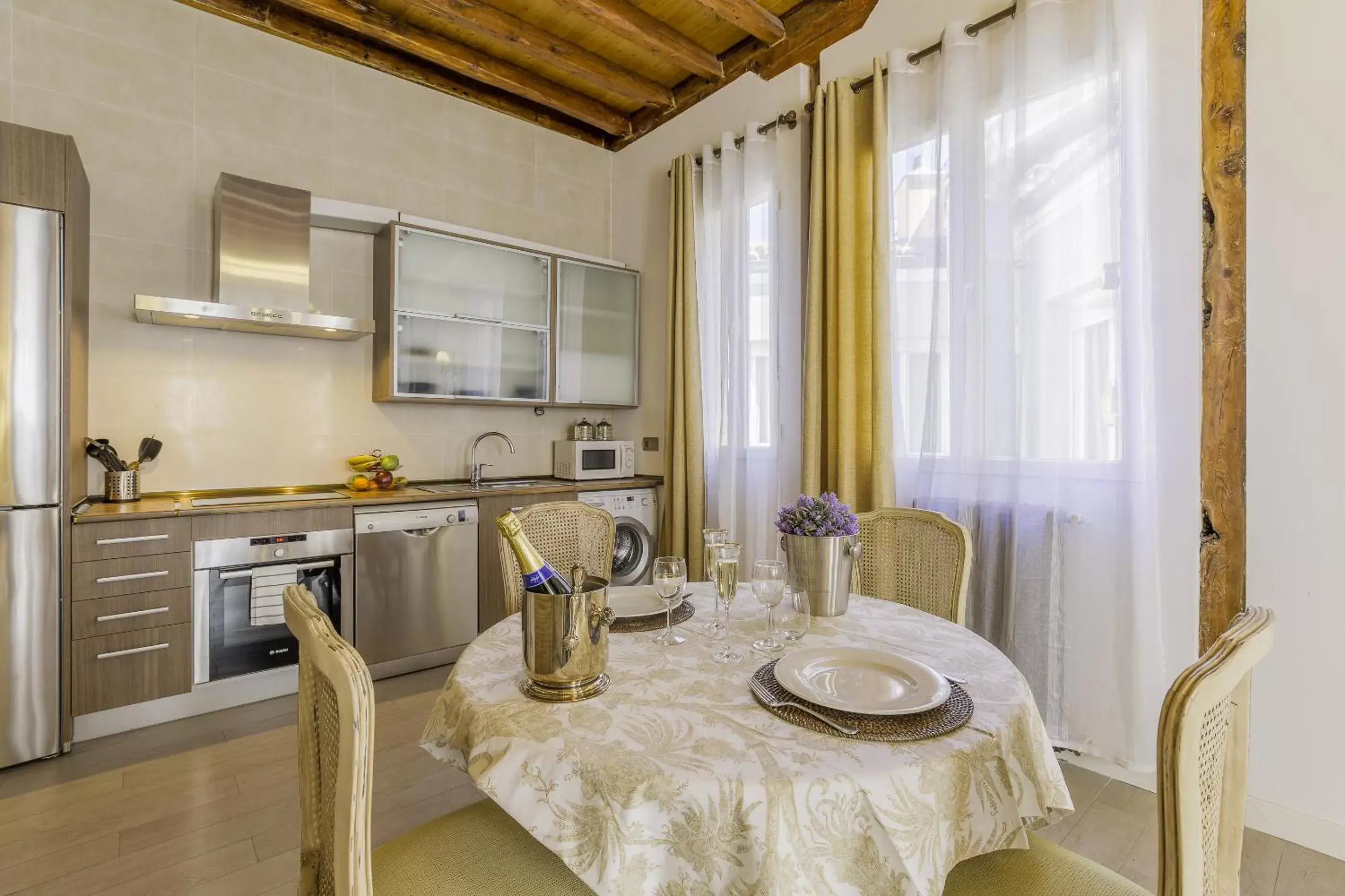 Kitchen or kitchenette, Dining Area in Oriente Palace Apartments
