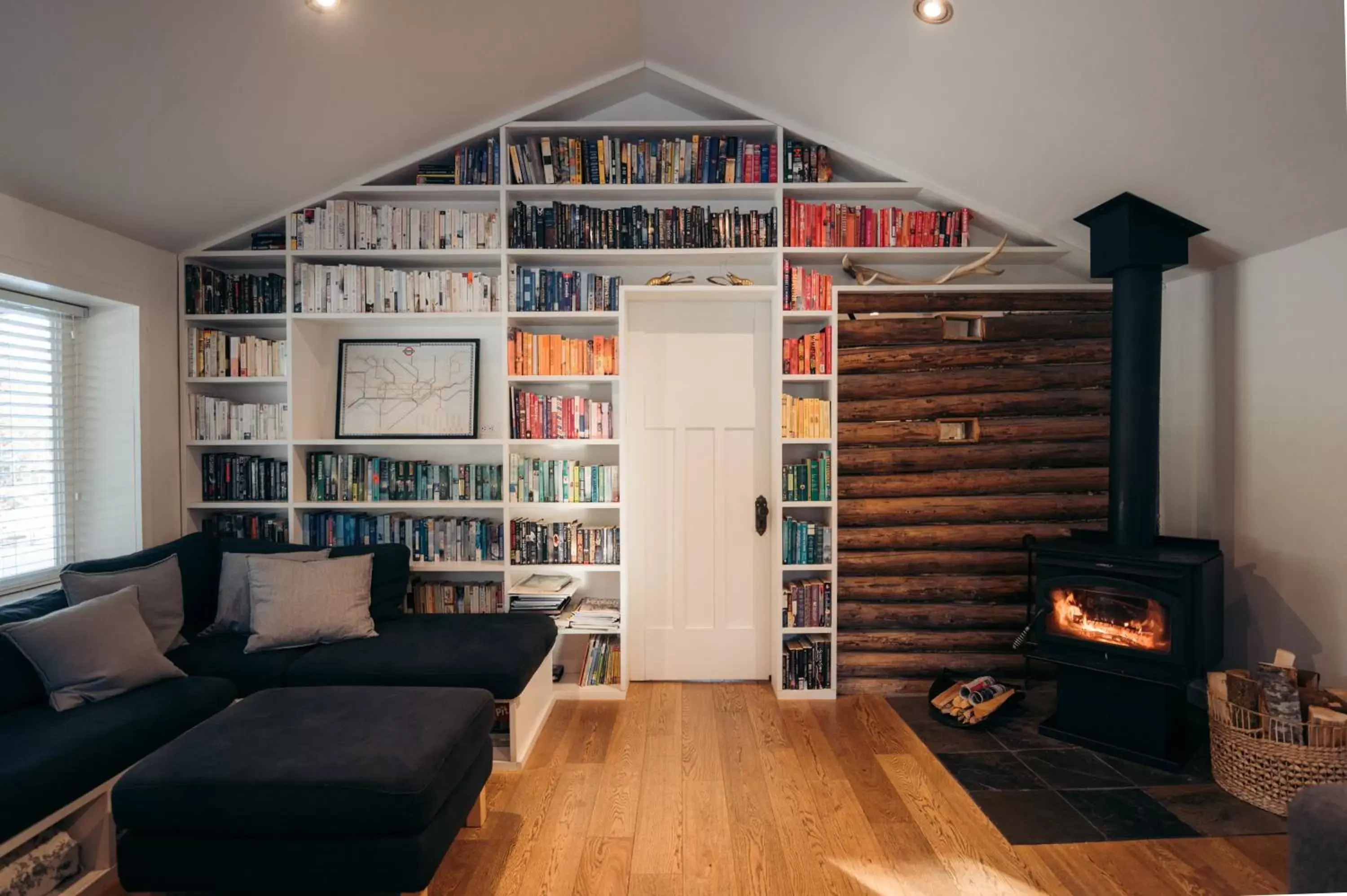 Living room, Library in Sunwolf Riverside Cabins