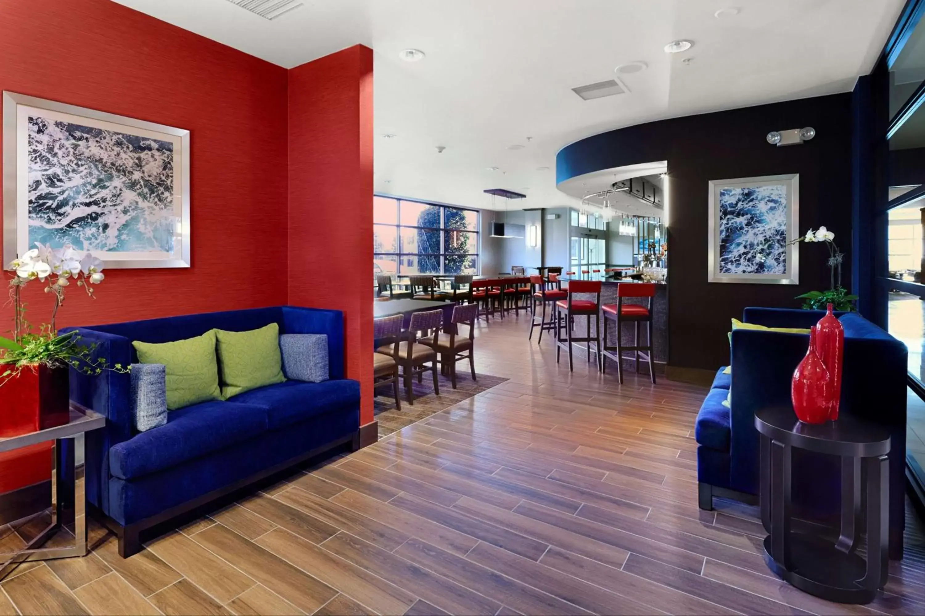 Lounge or bar in DoubleTree by Hilton San Francisco Airport North Bayfront