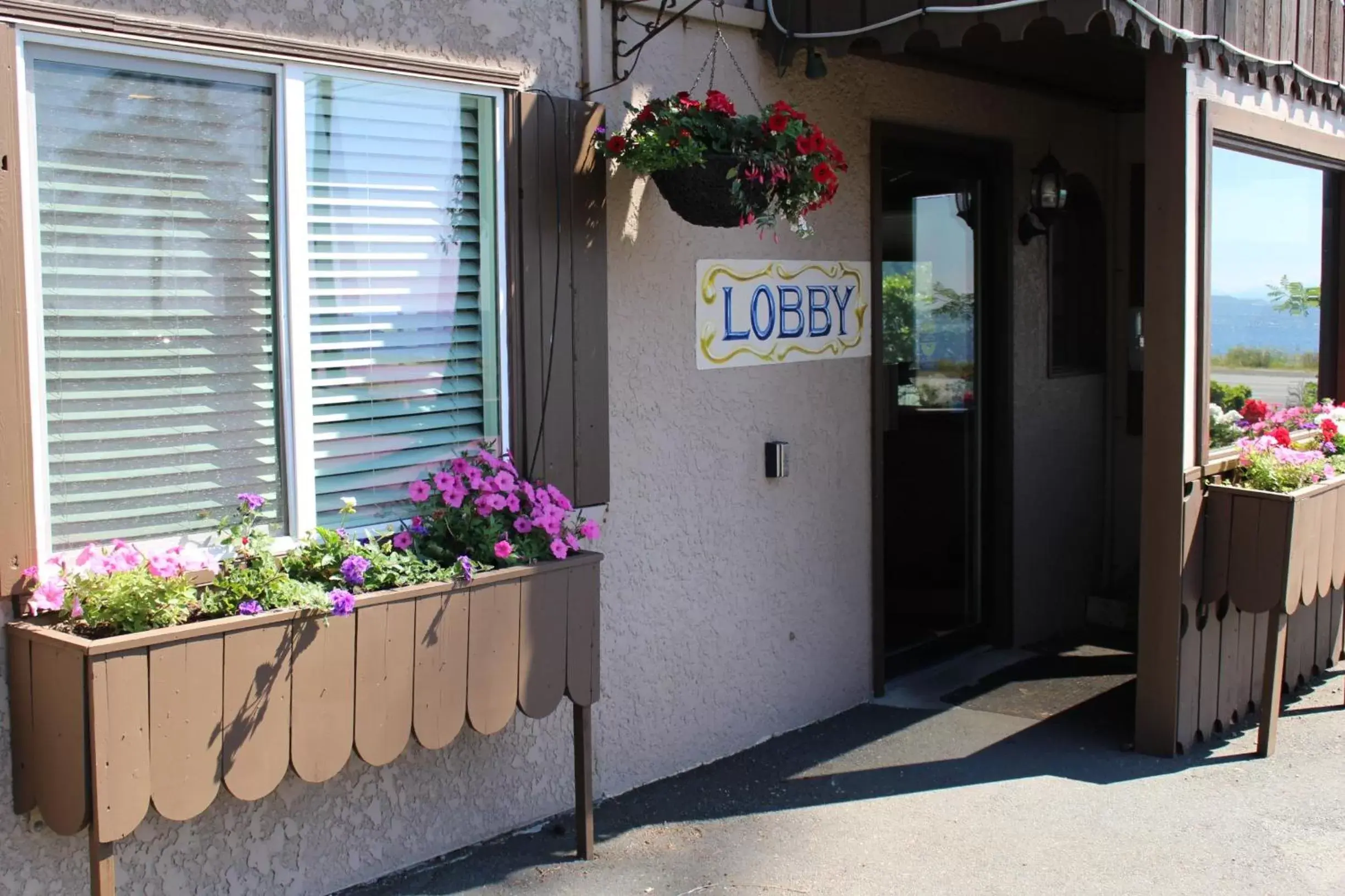 Lobby or reception in Ramada by Wyndham Campbell River