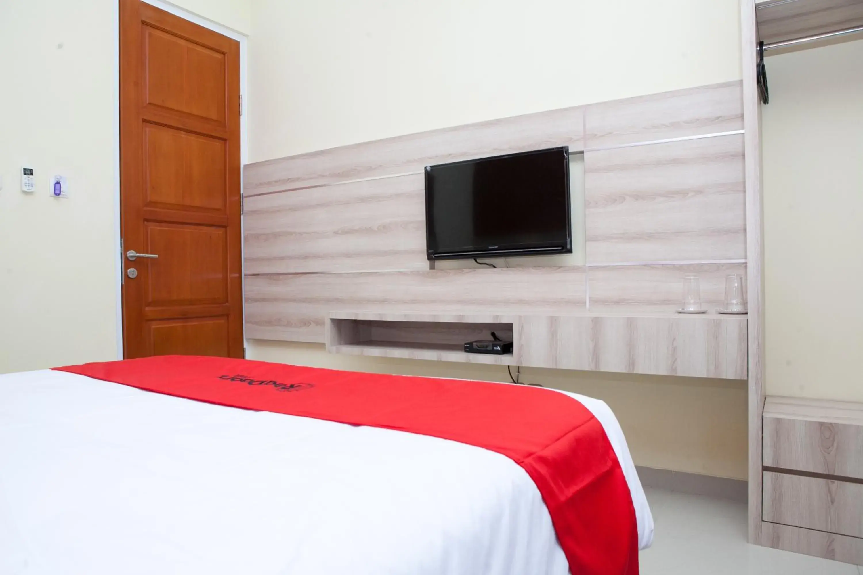 Bedroom, Bed in RedDoorz Plus near Pasundan University
