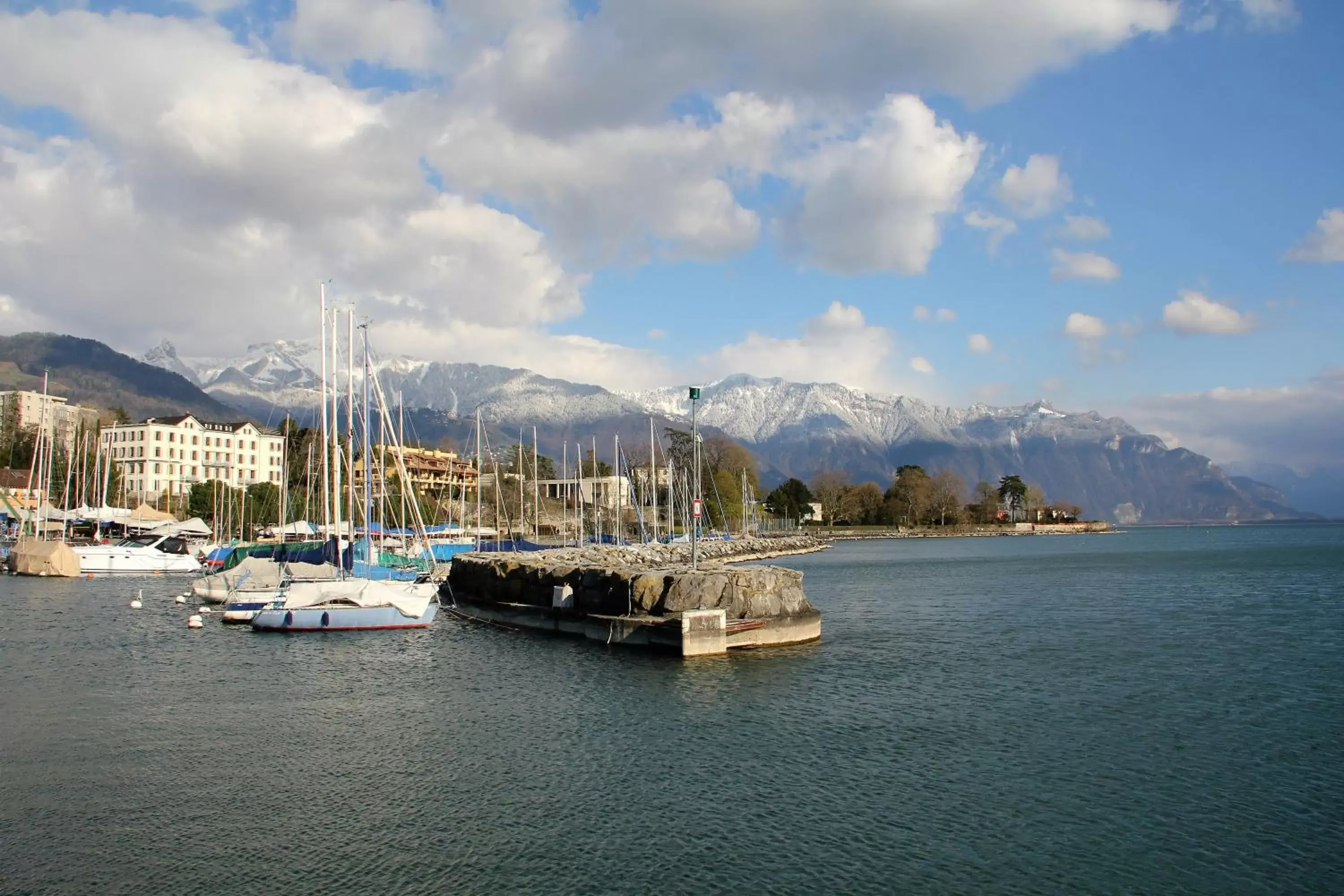 Neighbourhood, Neighborhood in Hôtel Bon Rivage