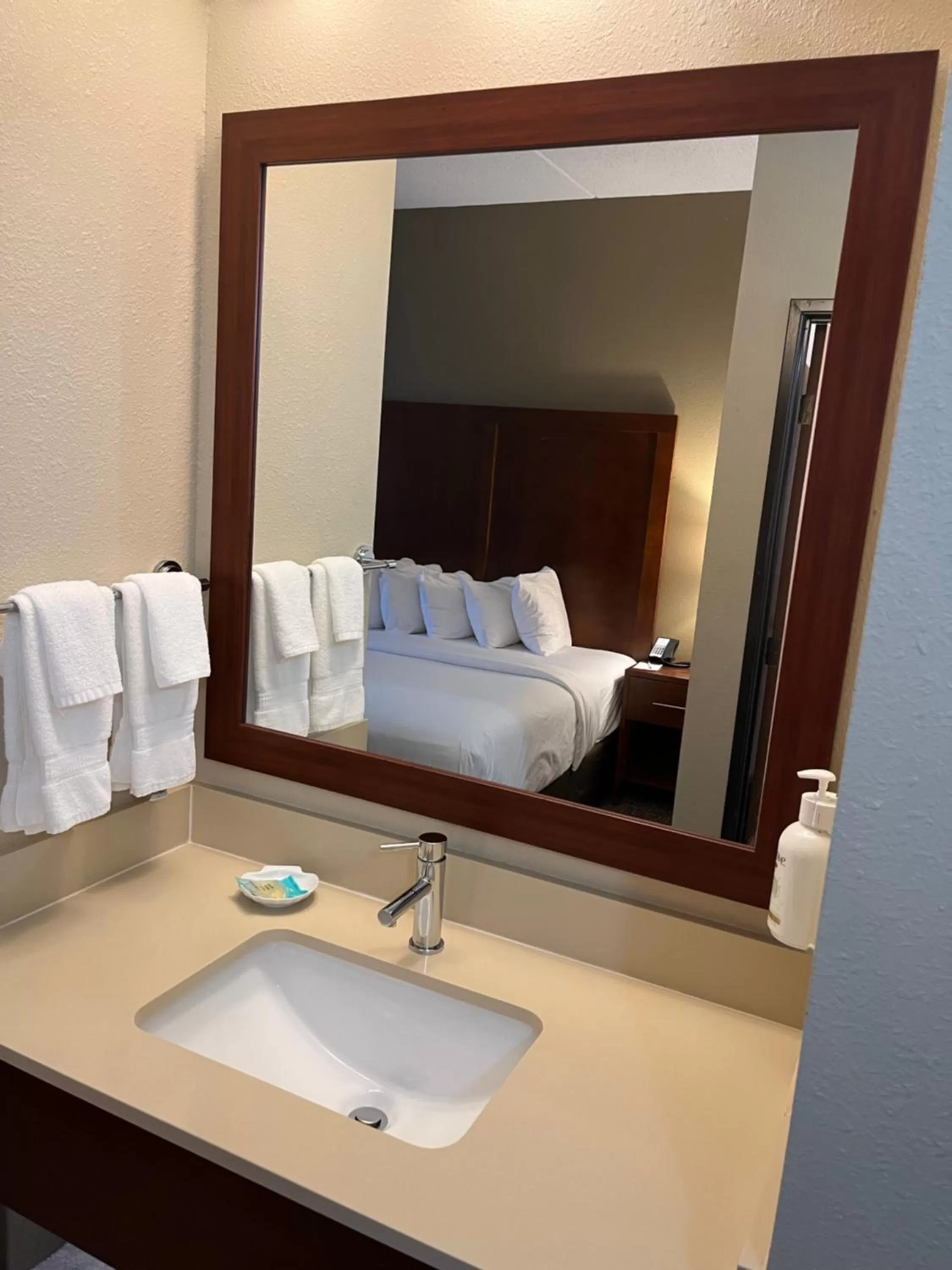 Bed in Wingate by Wyndham Pittsburgh West Mifflin