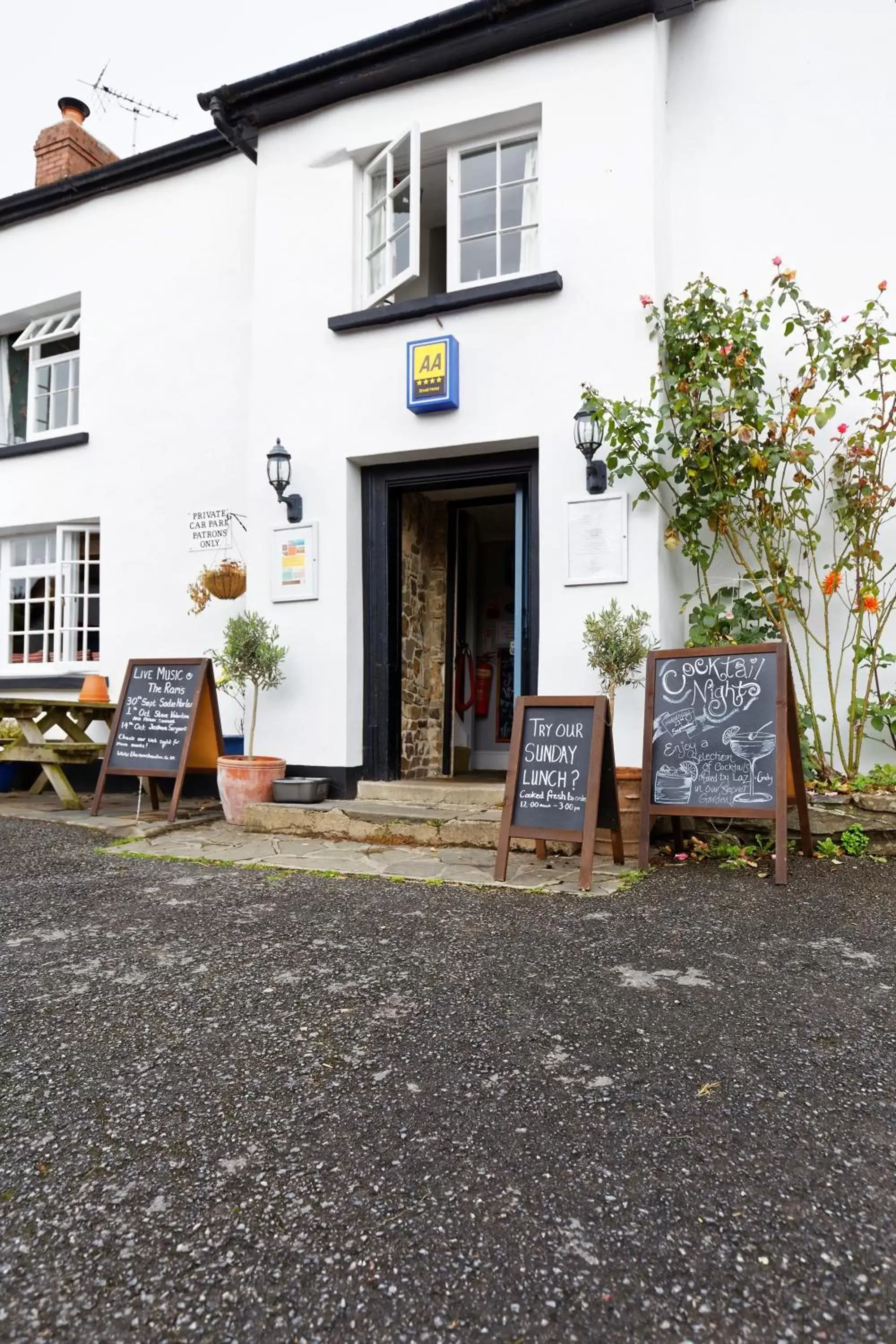 Facade/entrance in Rams Head Inn