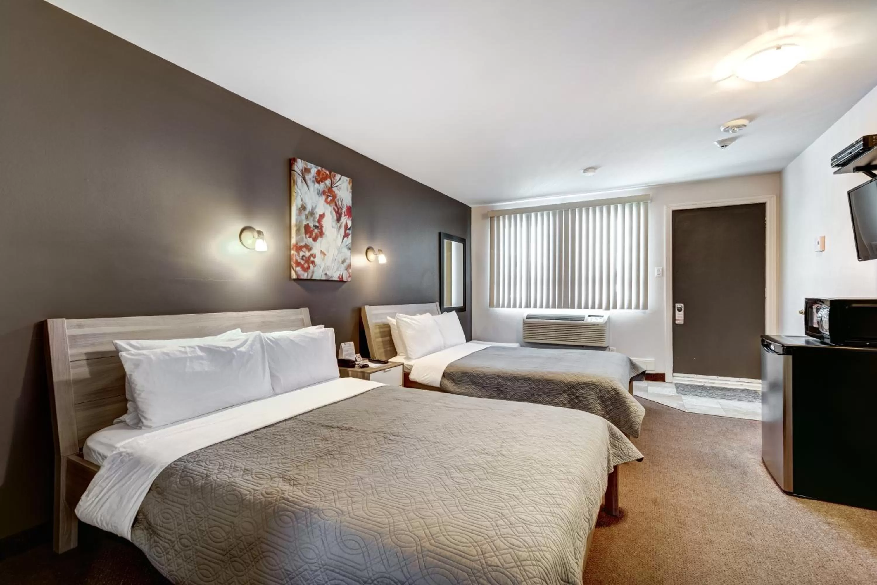 Photo of the whole room, Bed in Auberge St. Jacques