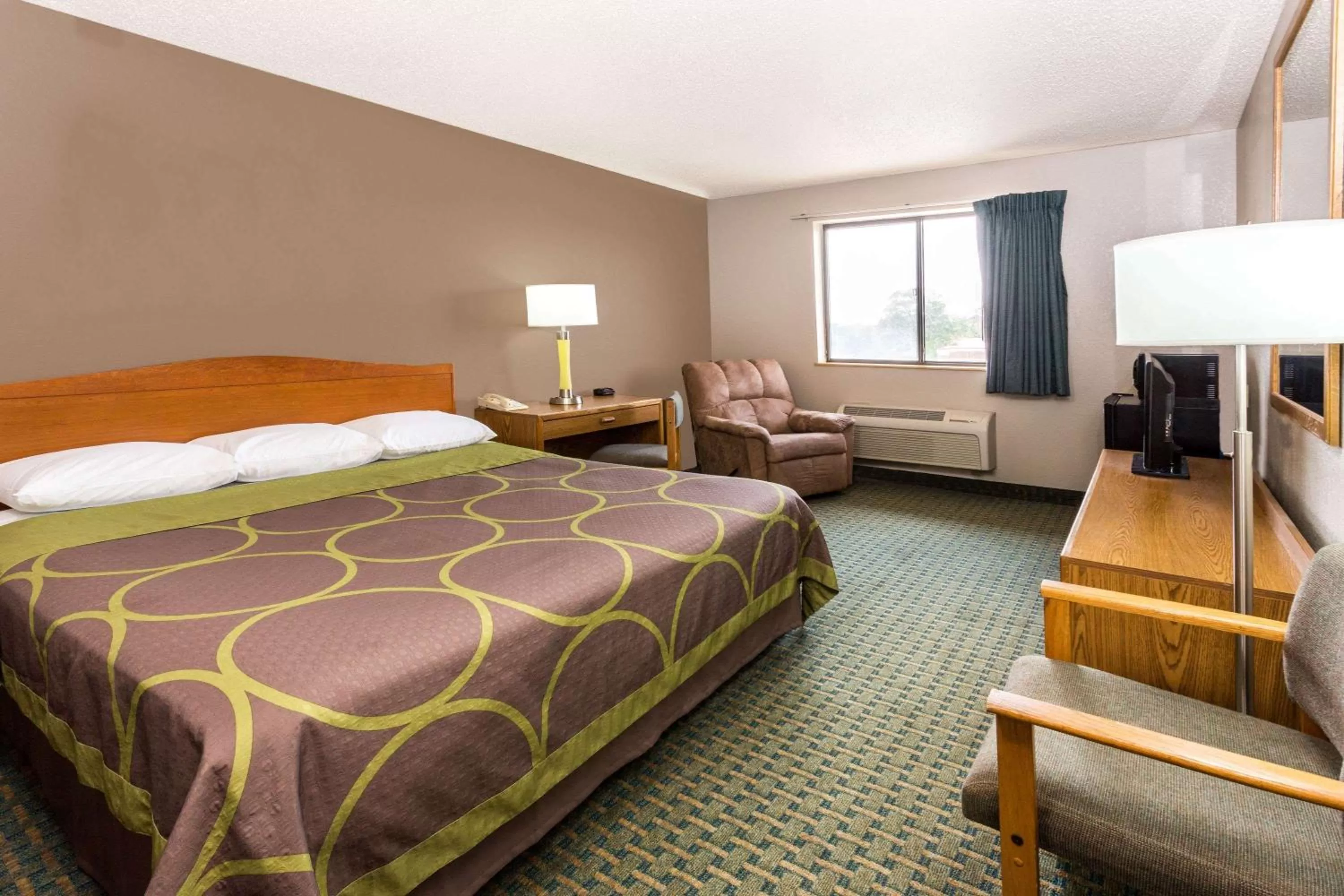 Photo of the whole room, Bed in Super 8 by Wyndham St. Charles