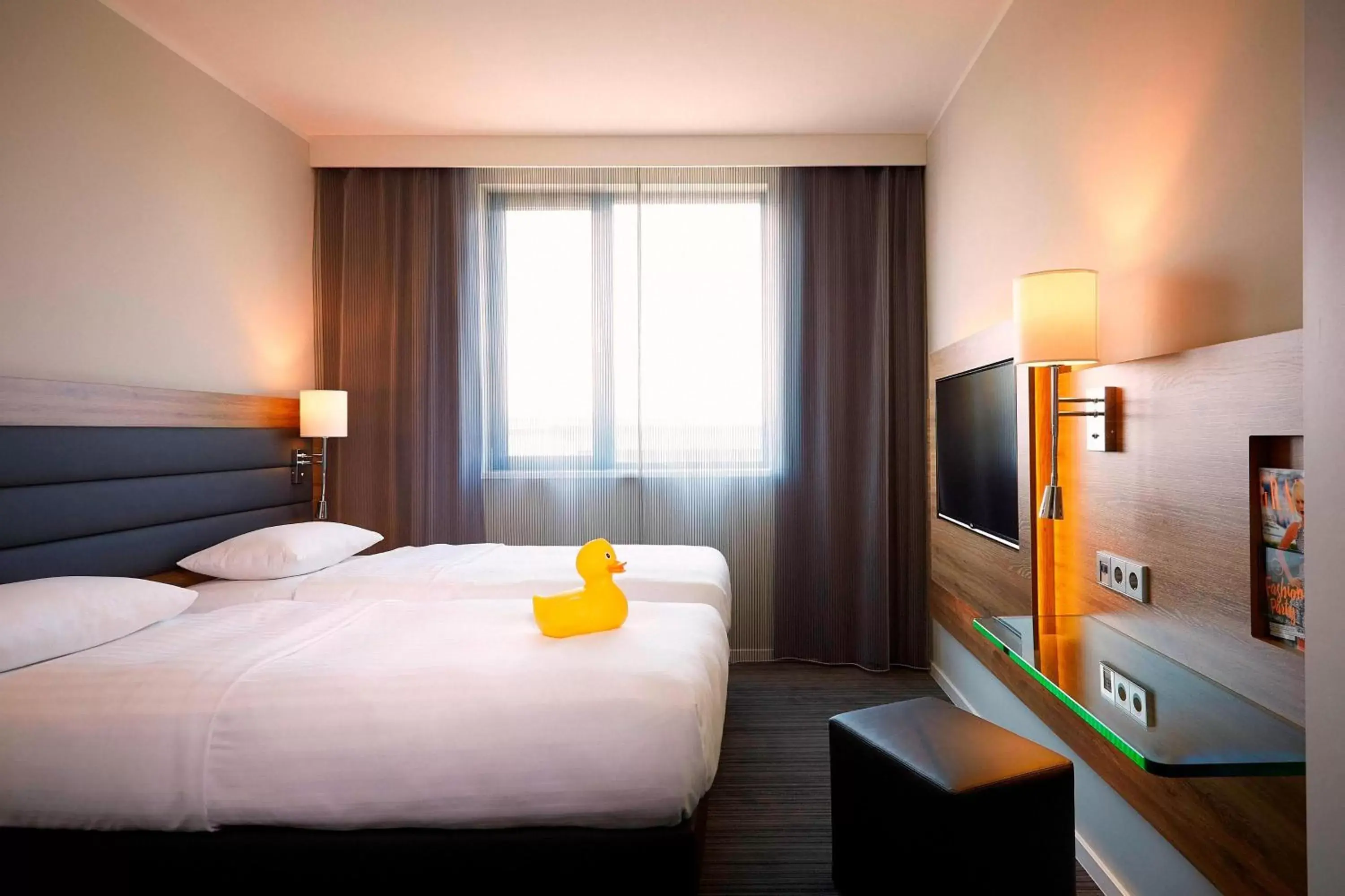 Photo of the whole room, Bed in Moxy Munich Airport